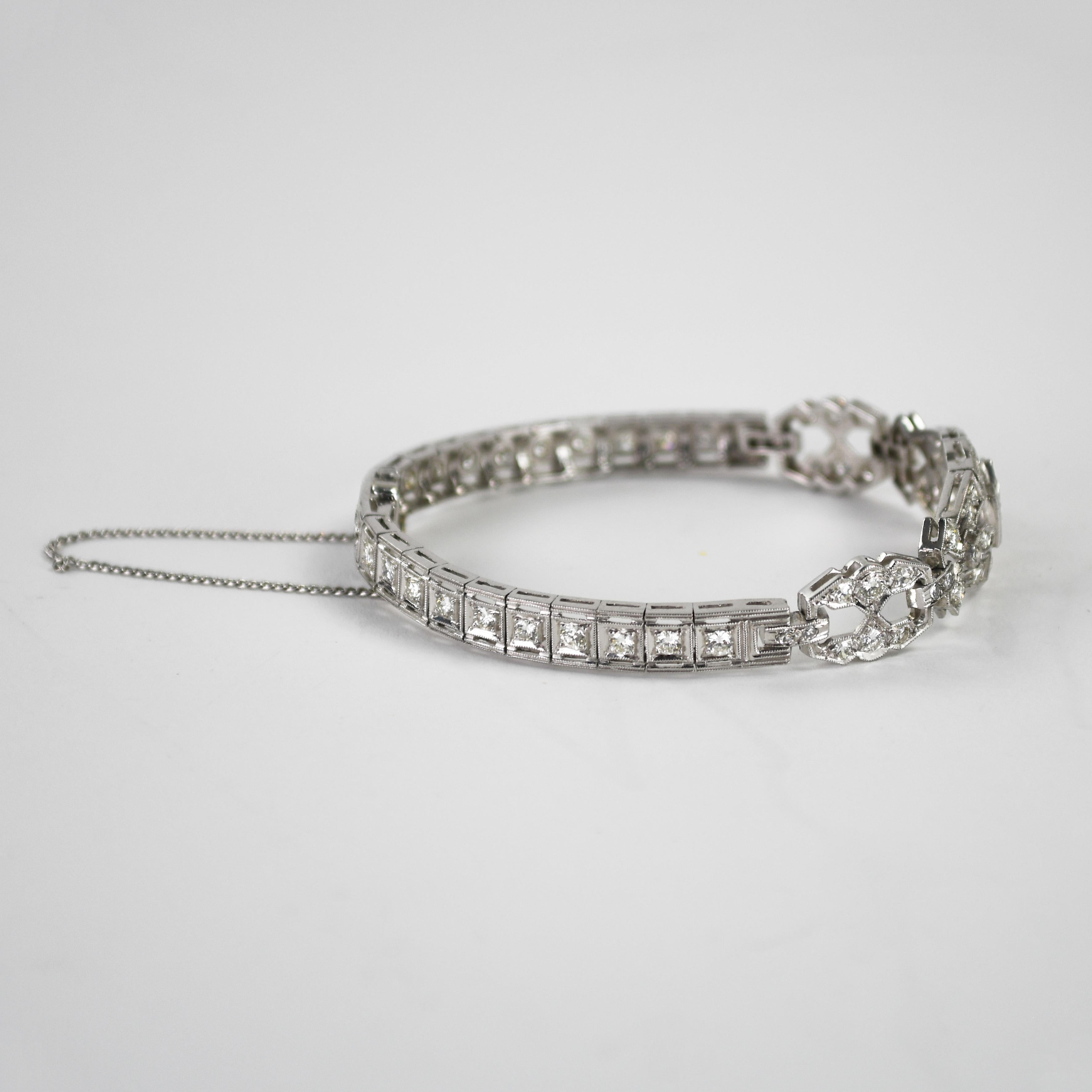 Bracelet Art déco en platine et palladium avec diamants.
Testez 80 % de platine et 16 % de palladium à l'aide d'un analyseur de métaux XRF.
Le poids brut est de 22,1 grammes.
Au centre du bracelet se trouve un diamant de forme marquise et deux