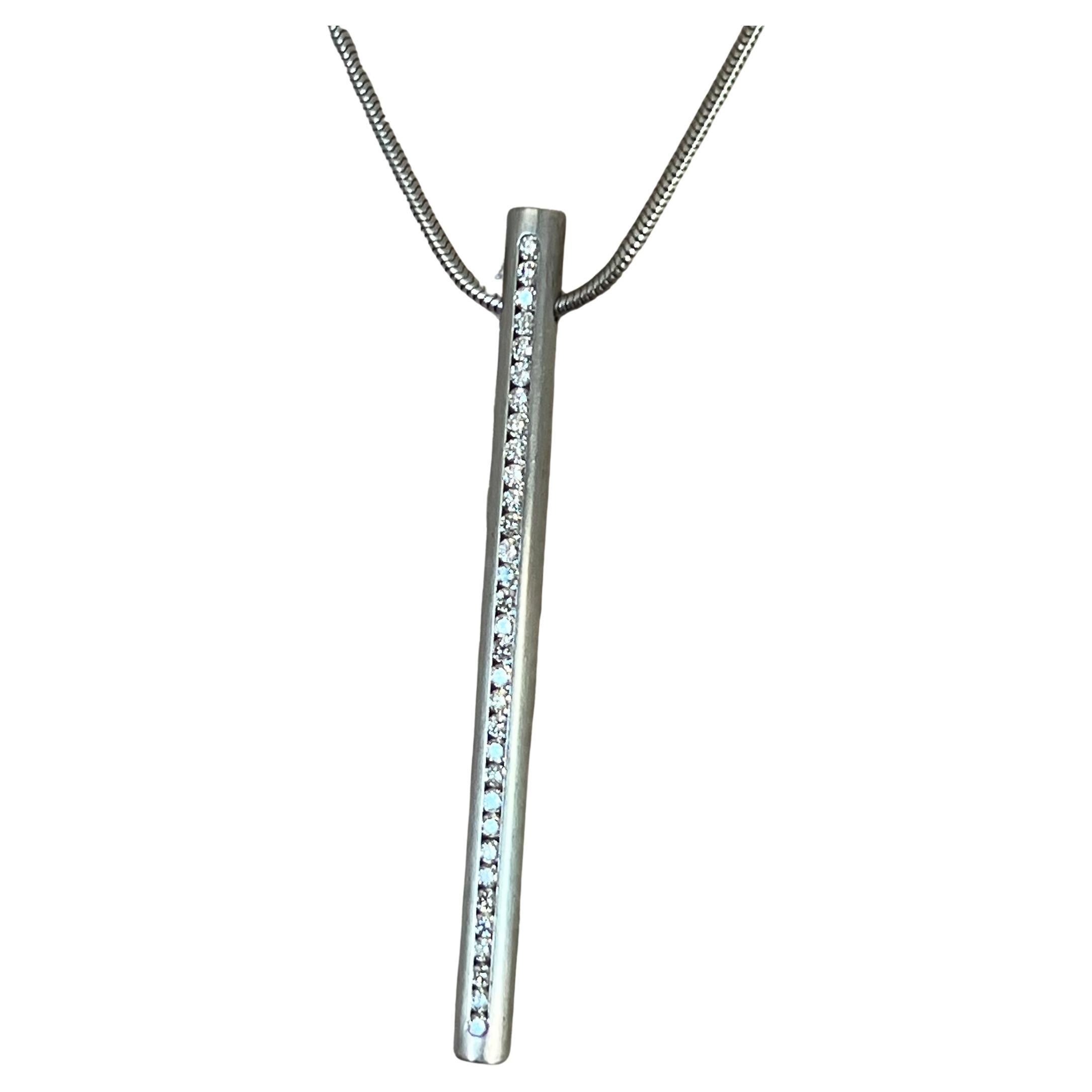 Catena a serpente e pendente a barra in platino con pavé di diamanti, circa anni 2000. Il ciondolo misura 2