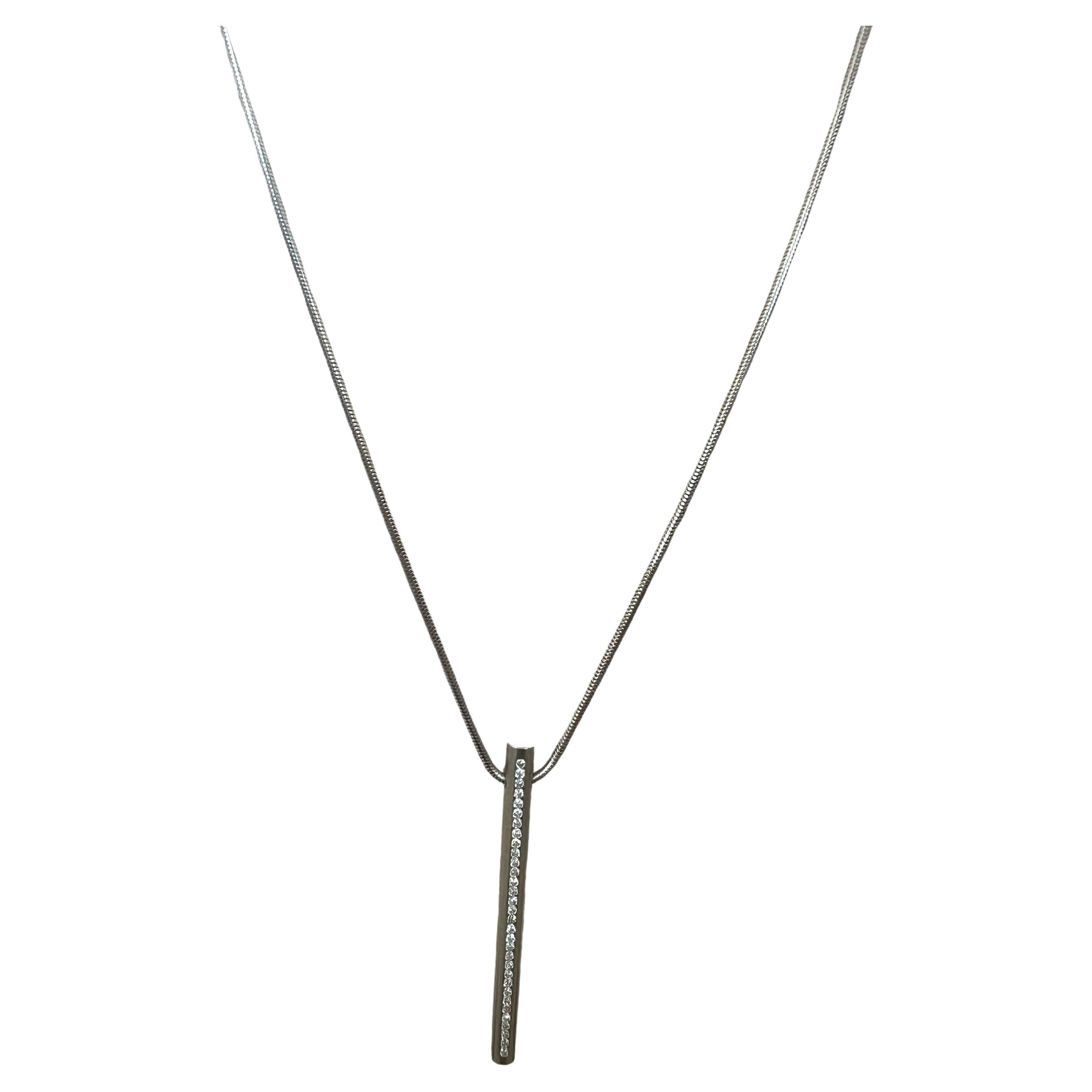 Contemporaneo Collana con ciondolo a barretta di diamanti pavé in platino e catena a serpente in vendita