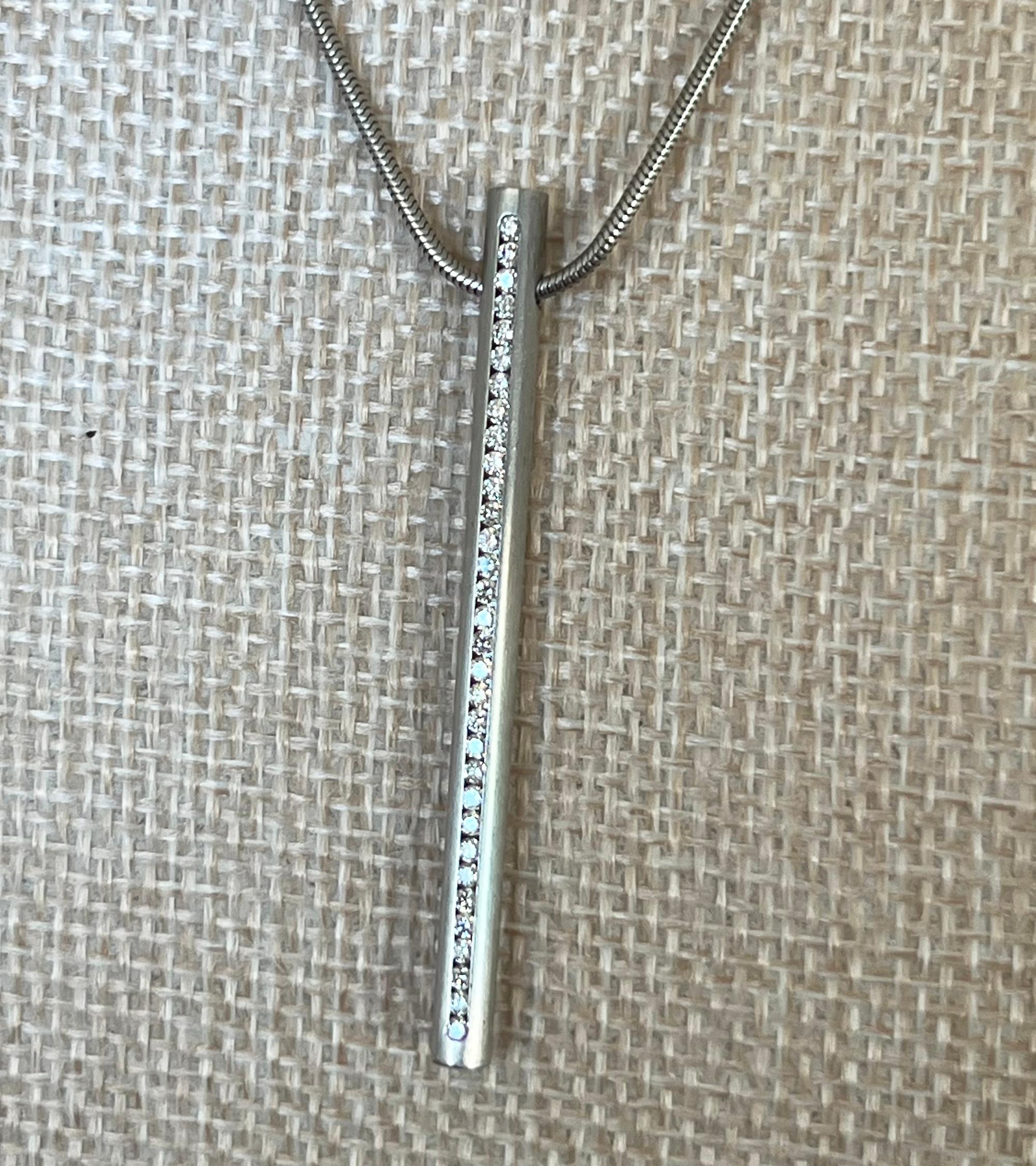 Taglio rotondo Collana con ciondolo a barretta di diamanti pavé in platino e catena a serpente in vendita