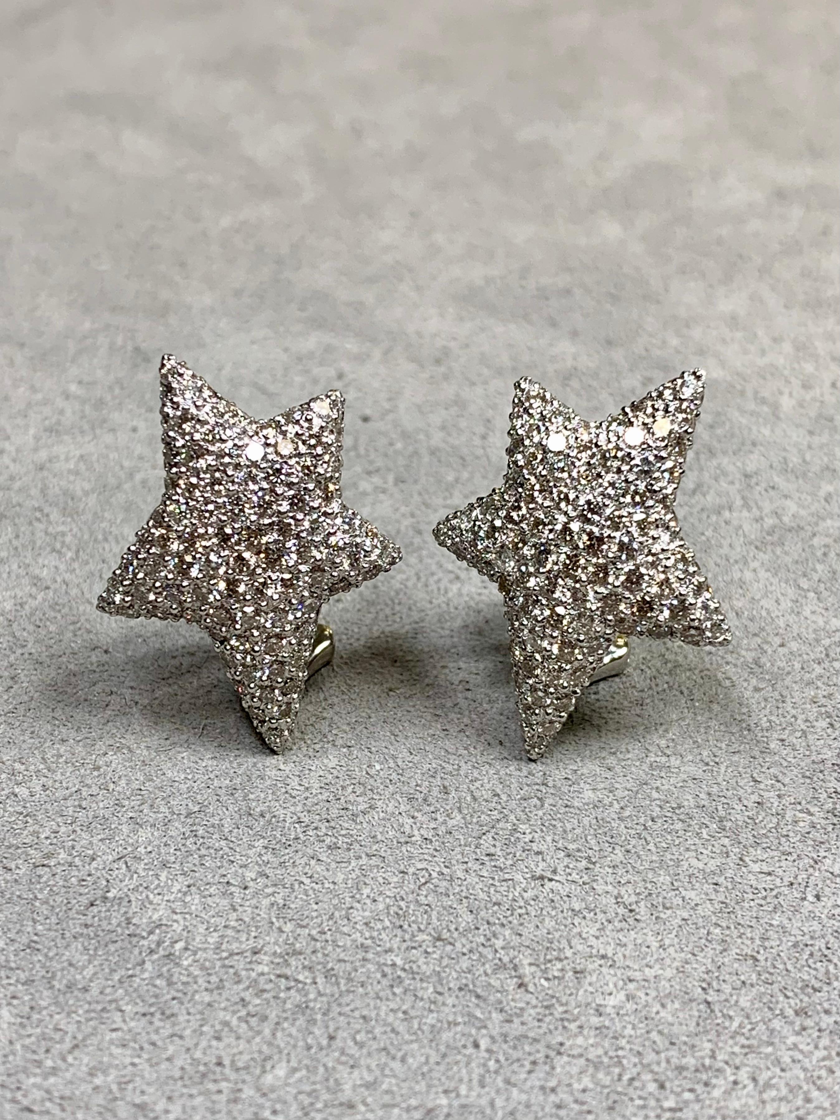 Orecchini contemporanei di ottima fattura, realizzati in platino e con pavé di diamanti rotondi di circa 4ctw di colore G-I e purezza Vs1-Si1. Questi orecchini sono dotati di perni con fondello a omega.


Dimensioni/Peso:

Gli orecchini misurano 1