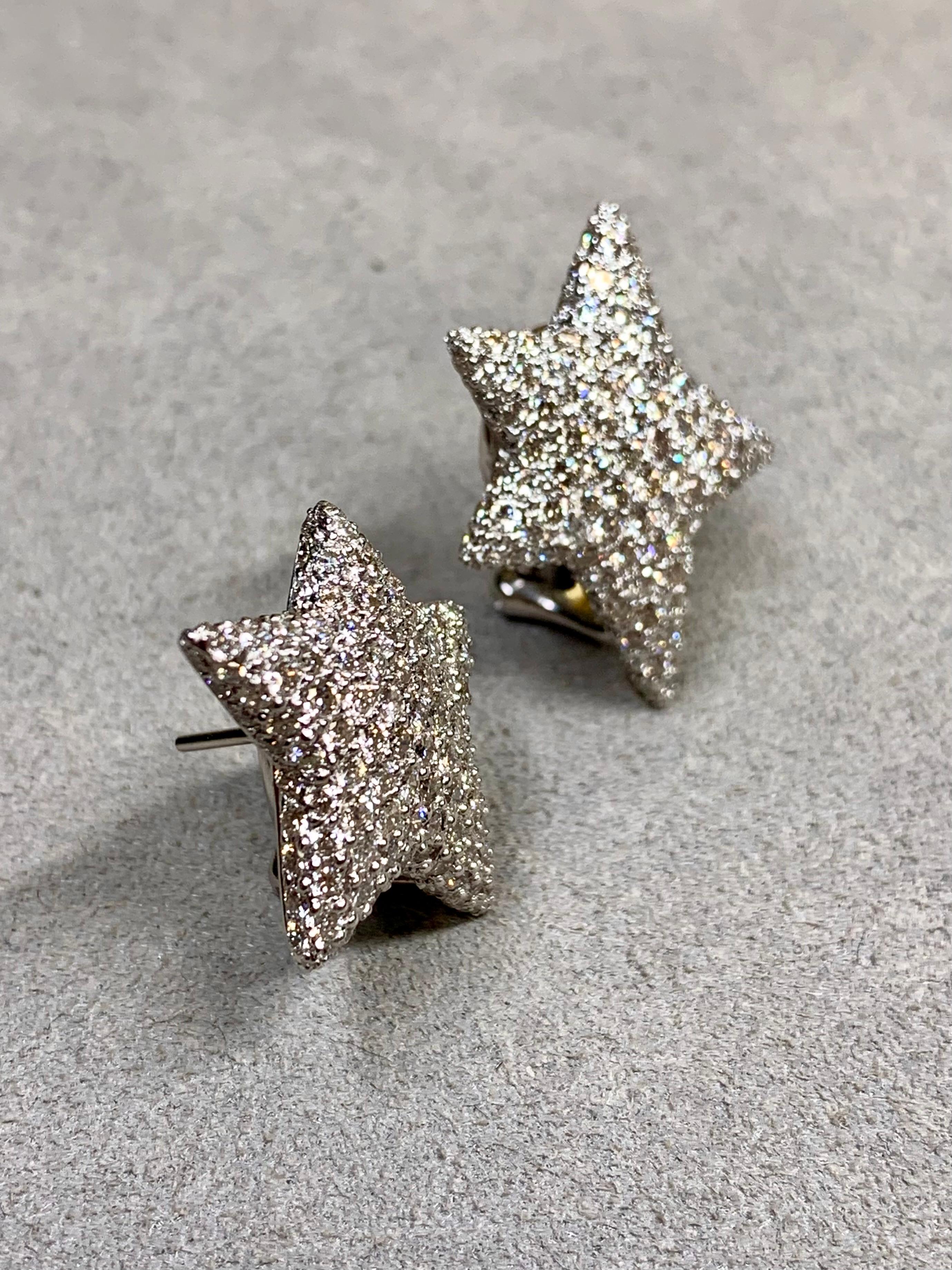 Contemporaneo Orecchini in platino Pavé Diamond Shooting Star Omega Back Huggie 4ctw in vendita