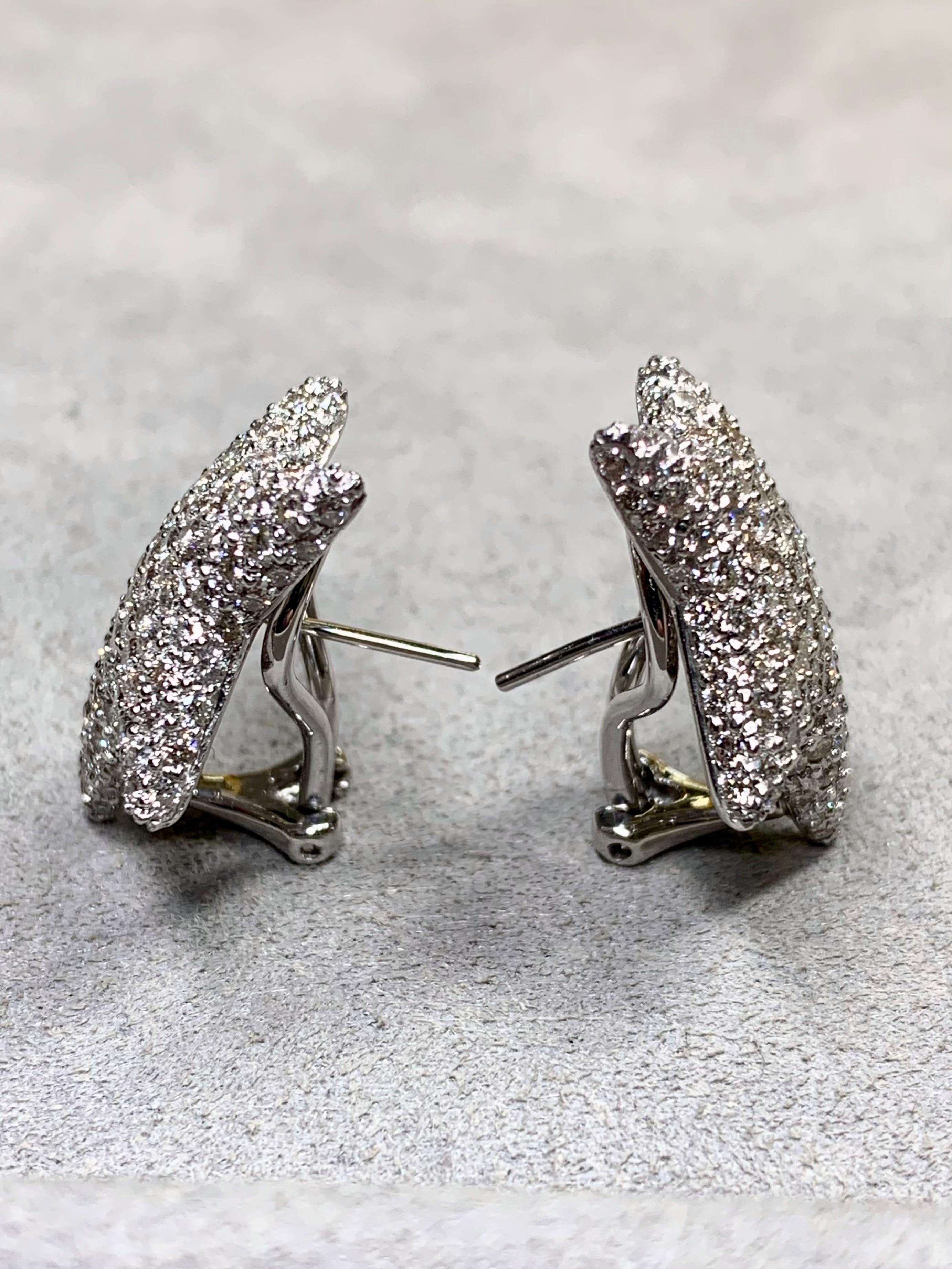 Taglio rotondo Orecchini in platino Pavé Diamond Shooting Star Omega Back Huggie 4ctw in vendita