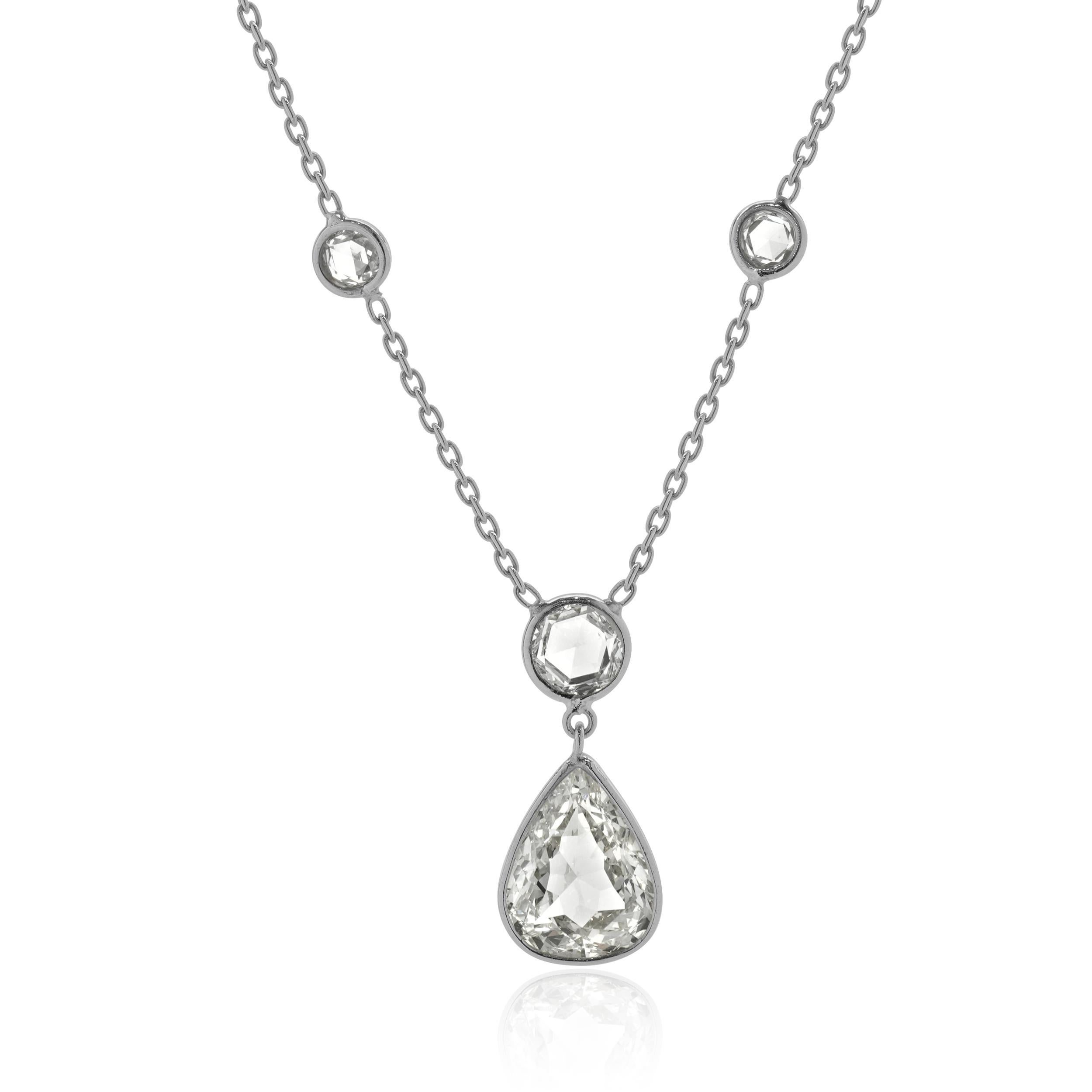 Designer: personalizzato
Materiale: platino
Diamanti: 1 taglio a pera = 1,65ct
Colore: L
Chiarezza: SI1
Diamanti: 3 tondi taglio rosa = 0,59cttw
Colore: H
Chiarezza: SI1
Dimensioni: la collana misura 18 pollici di lunghezza 
Peso: 3.45 grammi