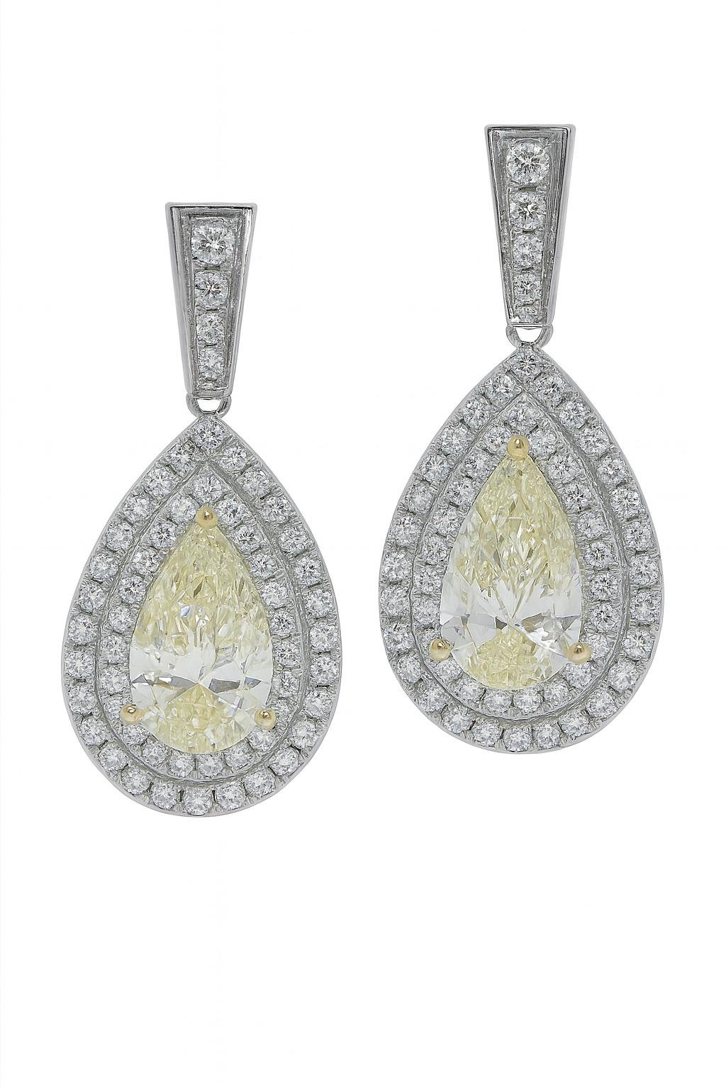 Orecchini a goccia in platino con pera e diamante rotondo

Questi squisiti orecchini in platino presentano un grazioso design a goccia, con al centro un paio di diamanti naturali a forma di pera.

Metallo: Platino massiccio 950 (timbro 
