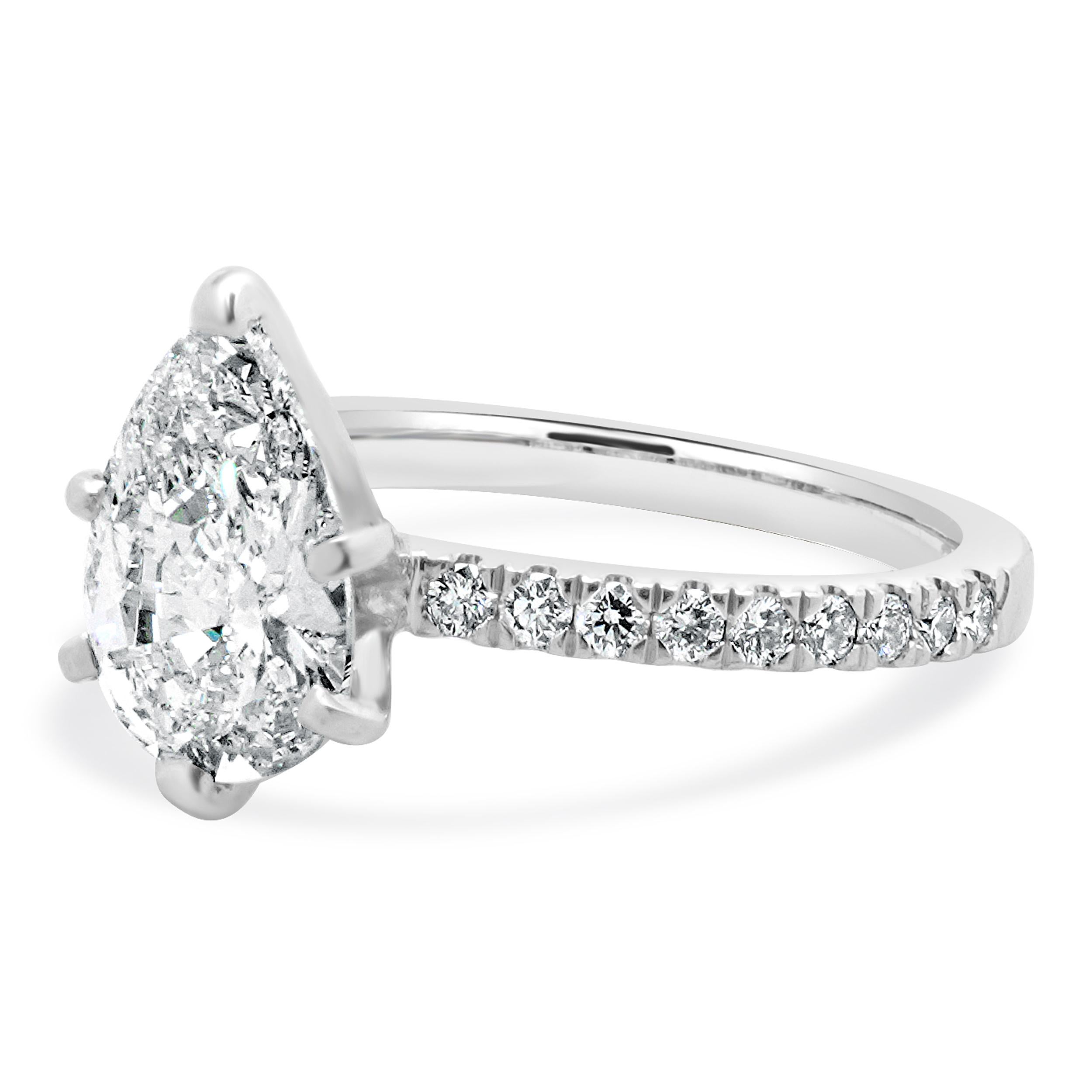 Concepteur : personnalisé
Matériau : Platine
Diamant central : 1 taille poire = 1,51ct
Couleur : J
Clarté : VS1
GIA : 2185730964
Diamant : 18 diamants ronds de taille brillant = 0,18cttw
Couleur : G
Clarté : SI1
Taille : 4.75 taille complémentaire
