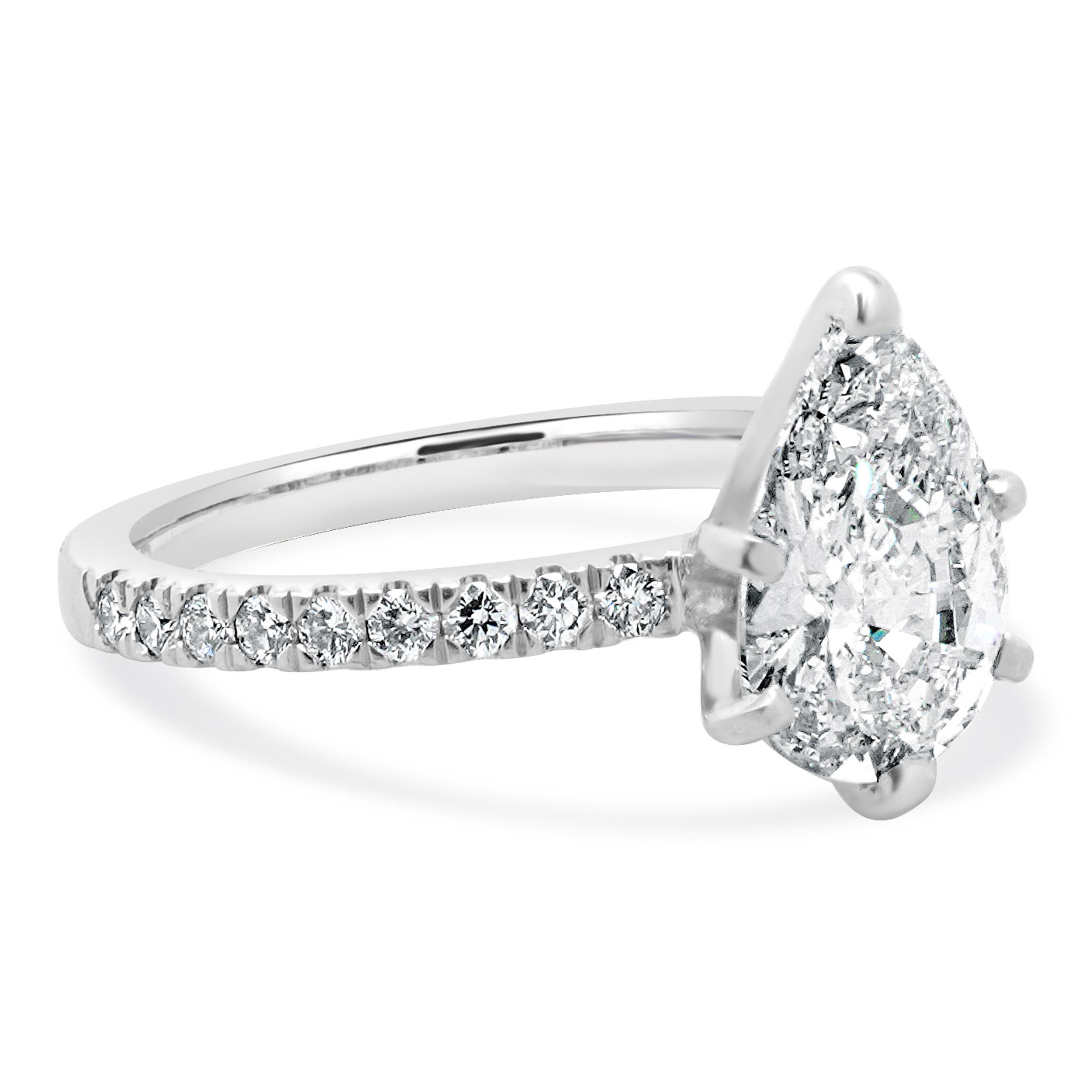Bague de fiançailles en platine avec diamant taille poire Excellent état - En vente à Scottsdale, AZ