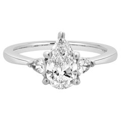Anillo de compromiso de diamantes talla pera en platino