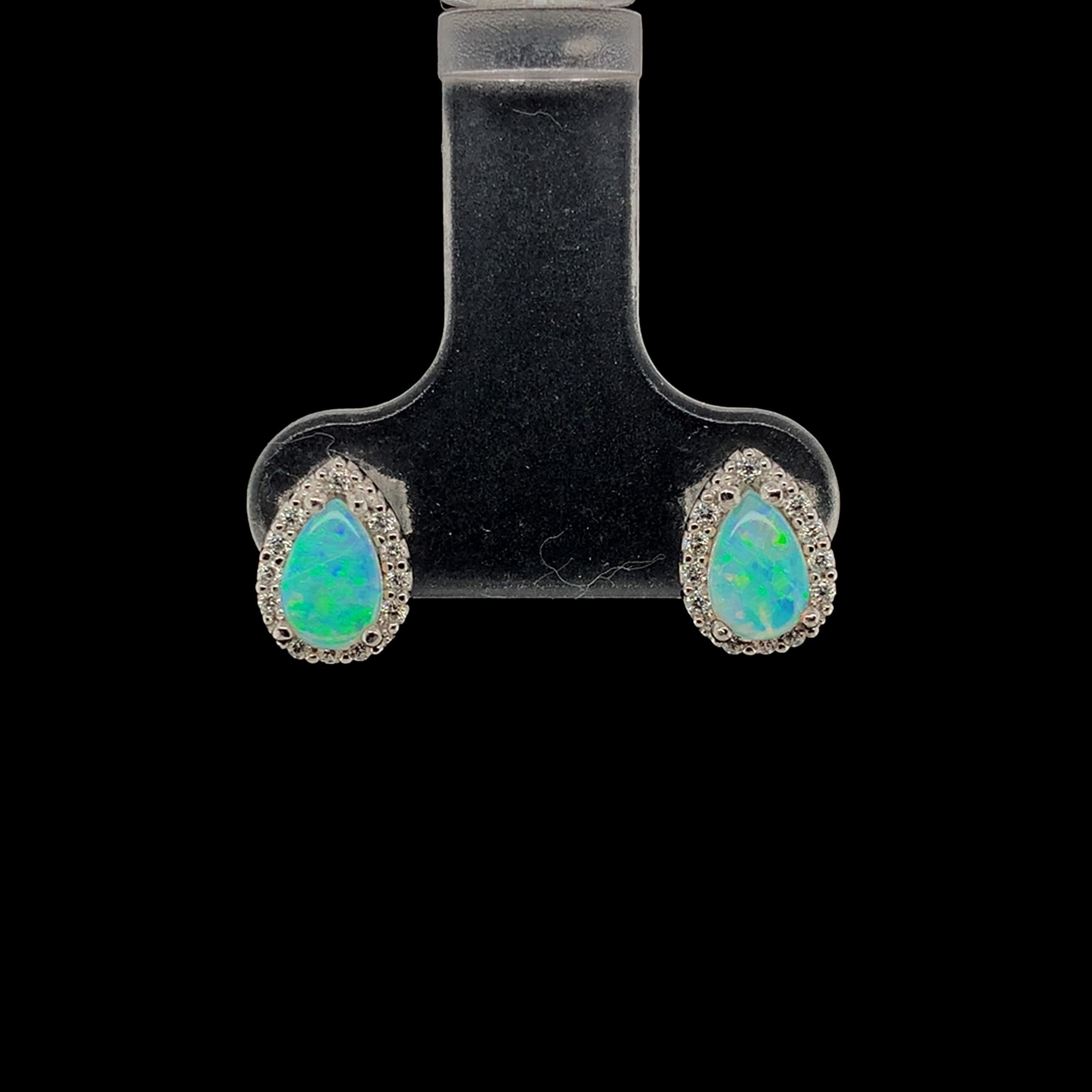 Boucles d'oreilles en platine avec halo d'opale australienne en forme de poire et de diamant Unisexe en vente