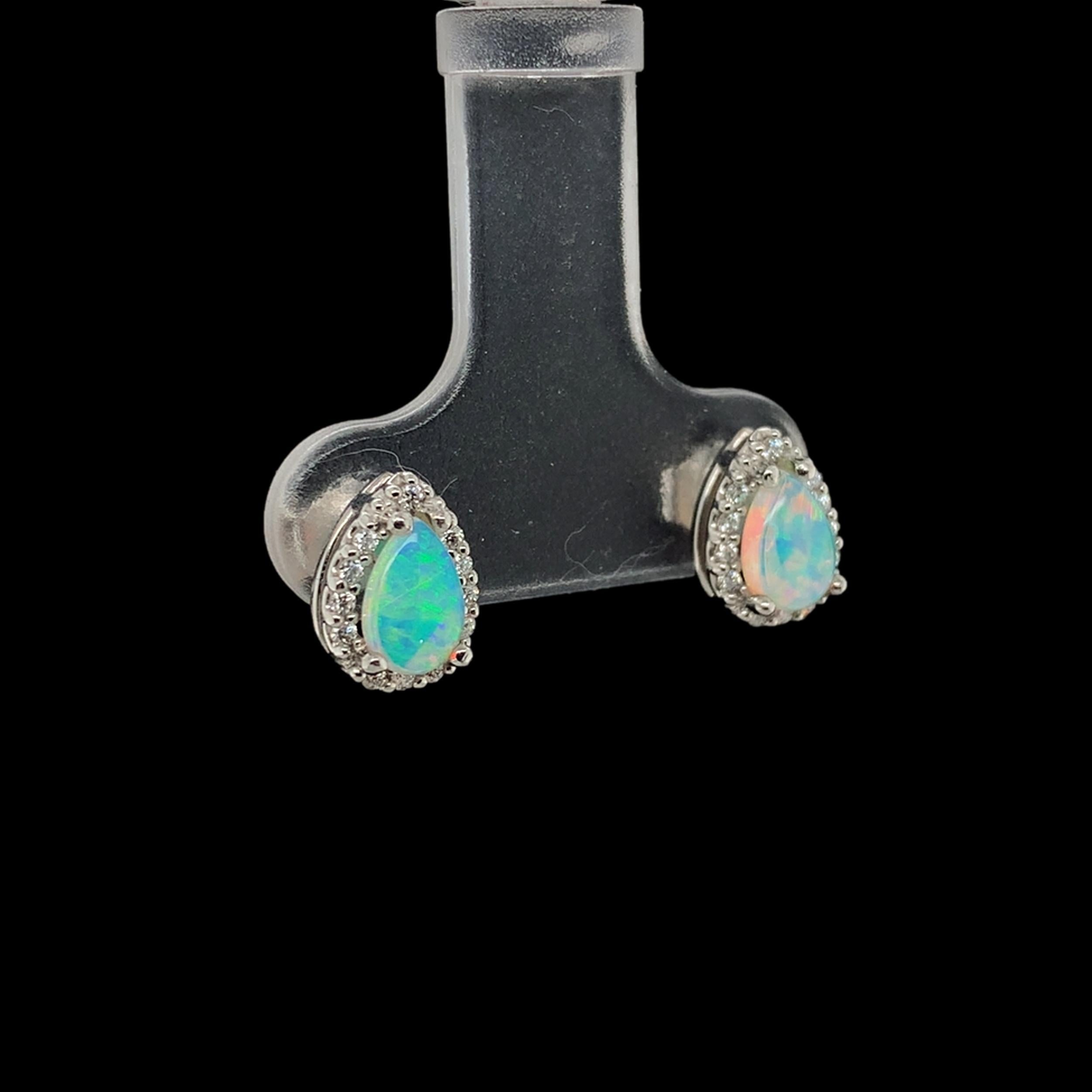 Boucles d'oreilles en platine avec halo d'opale australienne en forme de poire et de diamant en vente 1