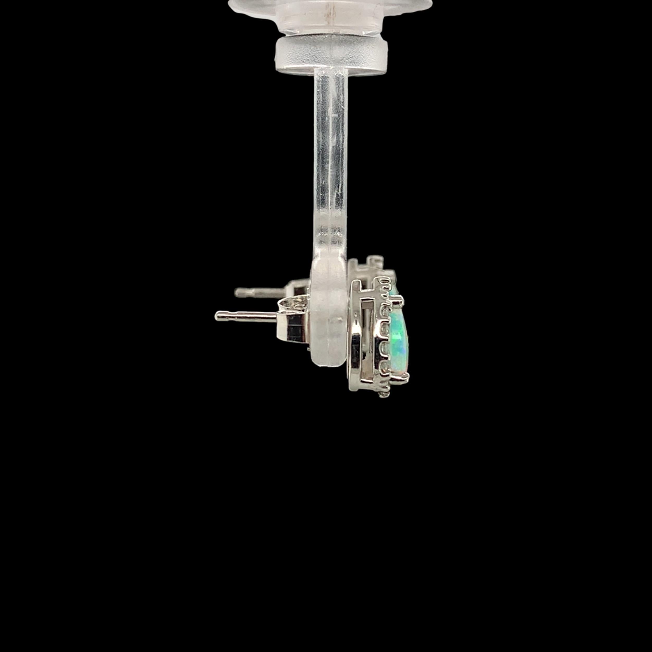 Boucles d'oreilles en platine avec halo d'opale australienne en forme de poire et de diamant en vente 2