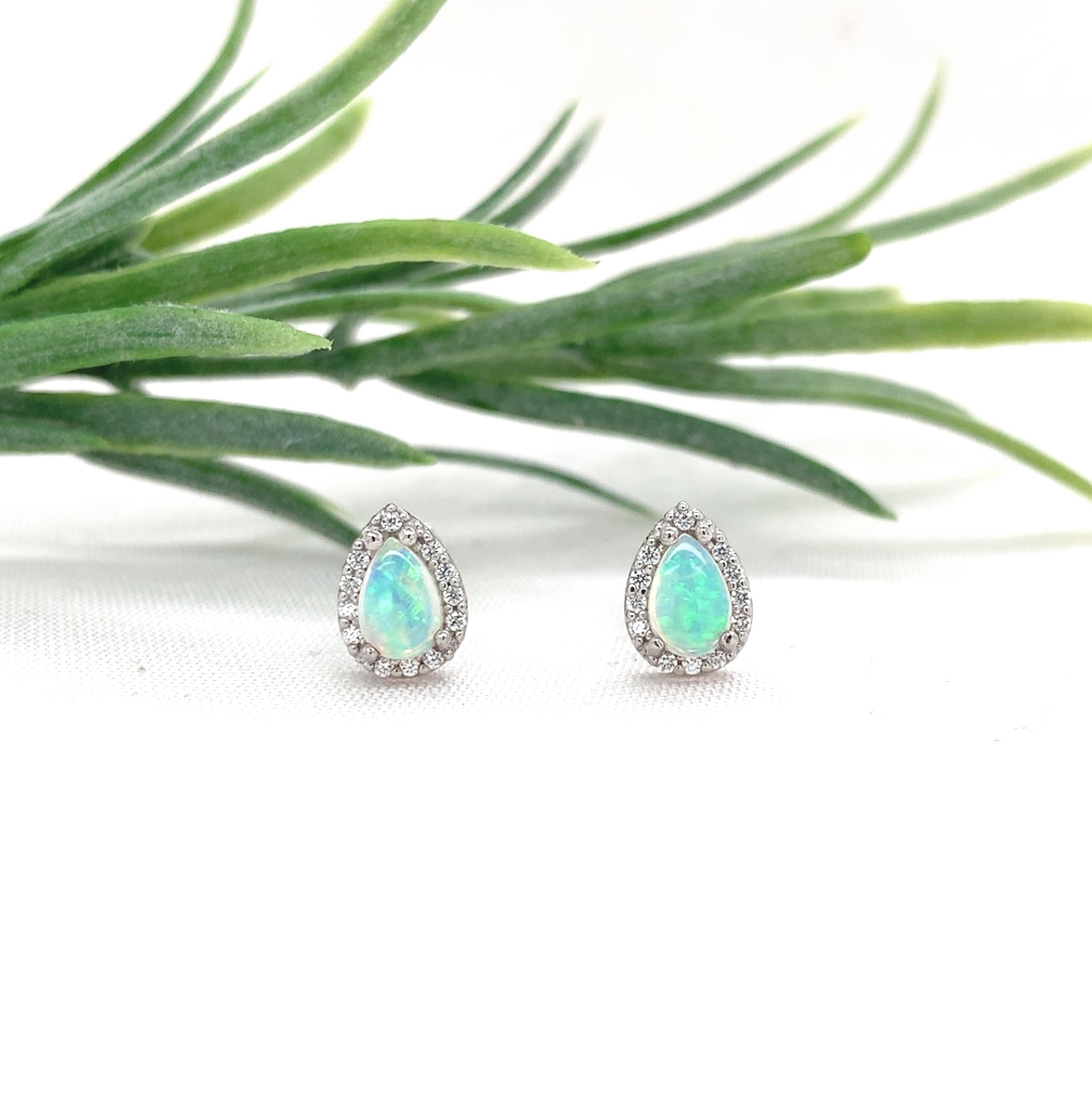 Boucles d'oreilles en platine avec halo d'opale australienne en forme de poire et de diamant en vente 3