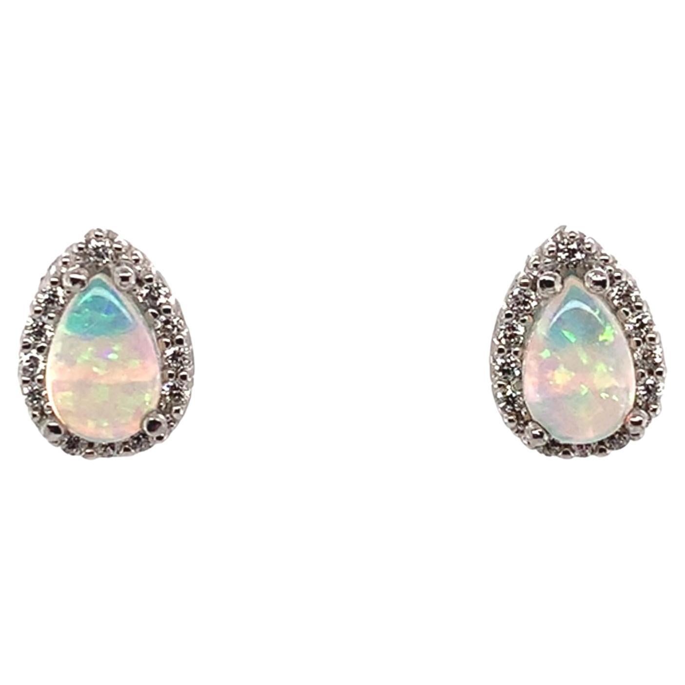 Boucles d'oreilles en platine avec halo d'opale australienne en forme de poire et de diamant