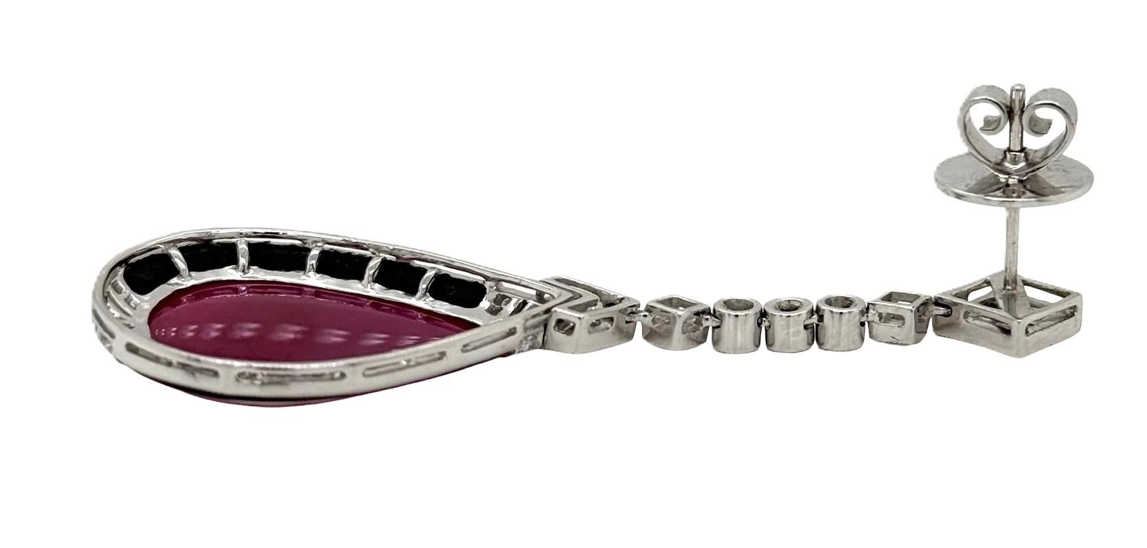 Platin-Ohrringe mit birnenförmigem Cabochon, Rubin, Diamant und schwarzem Onyx (Tropfenschliff) im Angebot