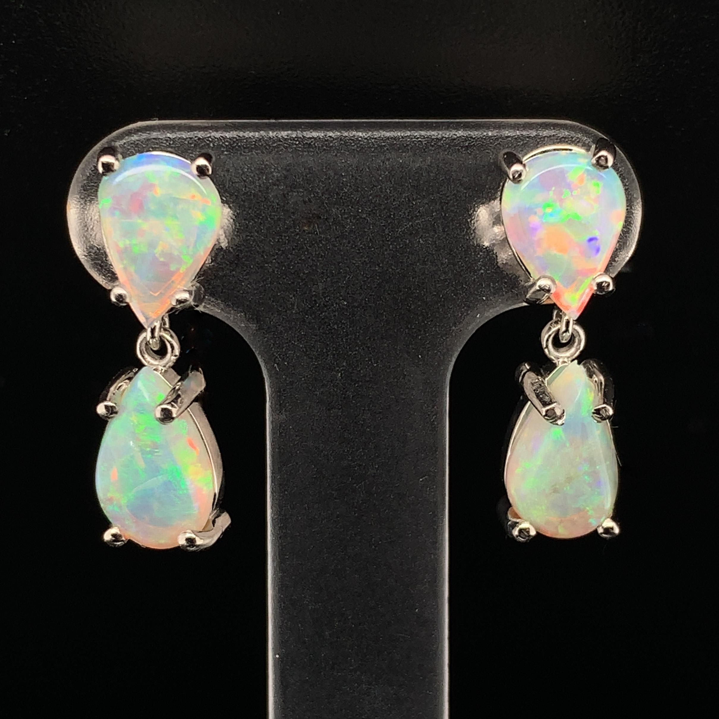 Paire de boucles d'oreilles en platine en forme d'opale australienne avec des gouttes pendantes. Il y a 4 opales cabochons en forme de poire mesurant environ 7mm x 5mm. Les opales pèsent au total 1,95 carat.  Les boucles d'oreilles sont percées et
