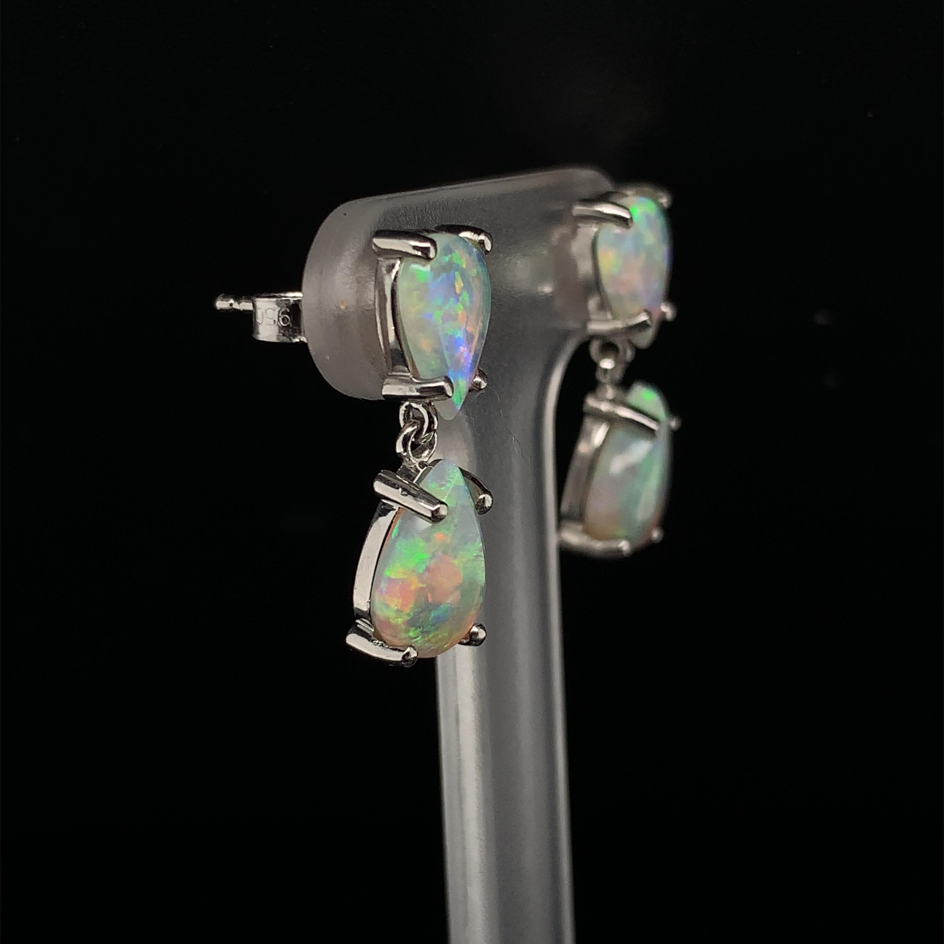 Contemporain Boucles d'oreilles pendantes en platine avec opale en forme de poire de couleur très vive en vente