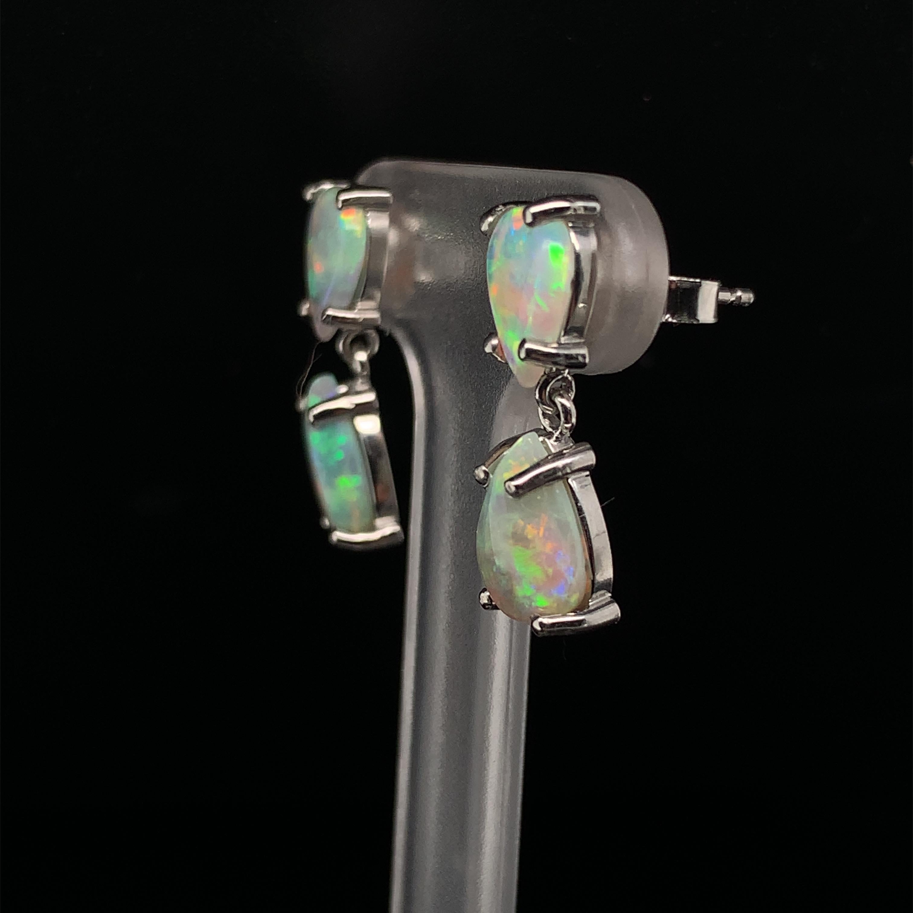 Taille poire Boucles d'oreilles pendantes en platine avec opale en forme de poire de couleur très vive en vente