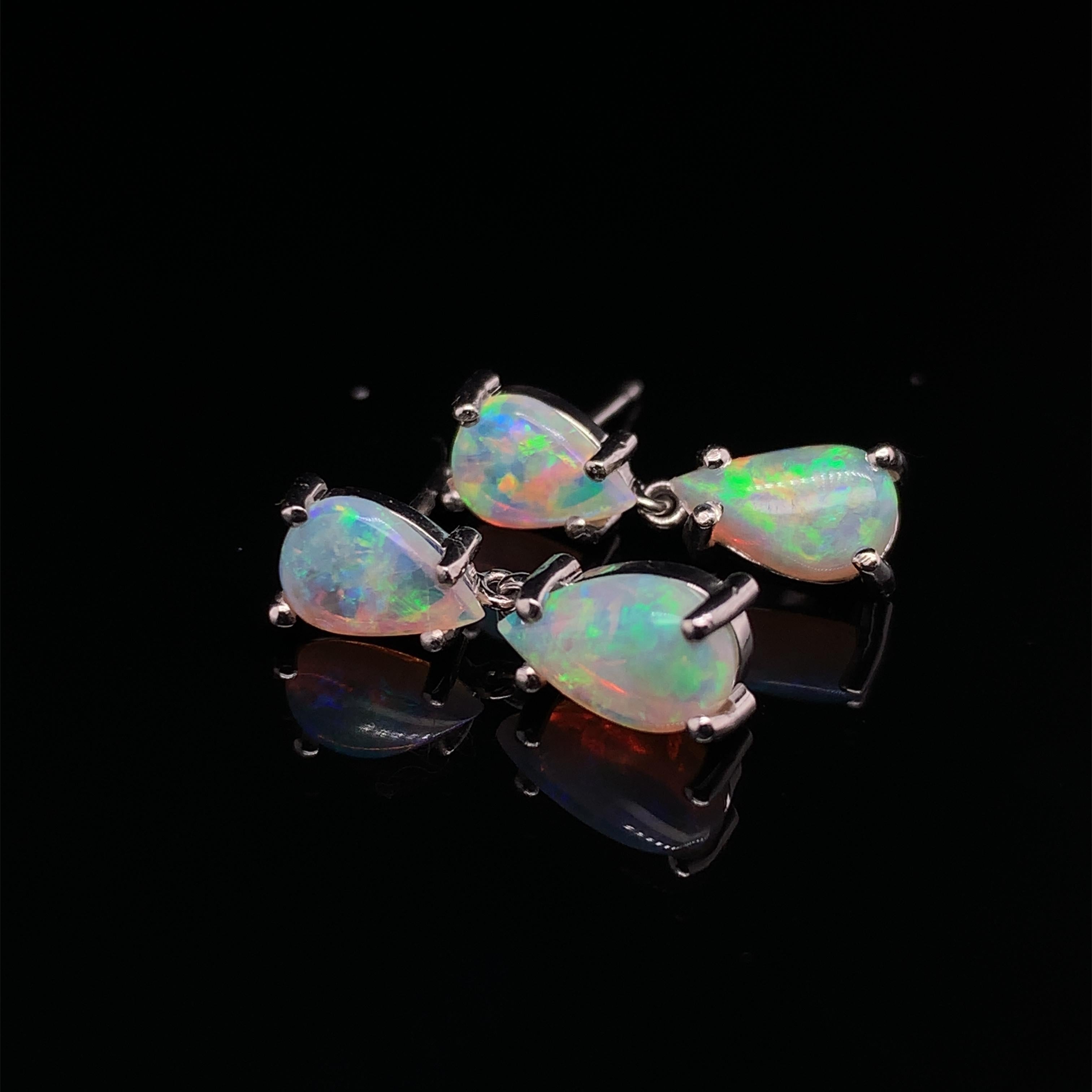 Boucles d'oreilles pendantes en platine avec opale en forme de poire de couleur très vive Excellent état - En vente à Big Bend, WI
