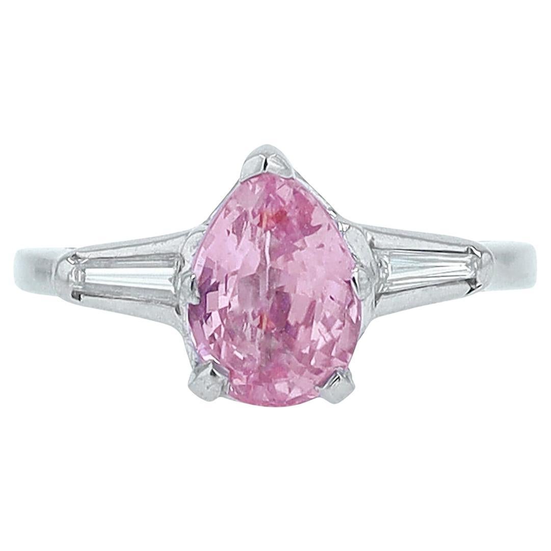 Verlobungsring aus Platin mit rosa Saphir in Birnenform und Diamant