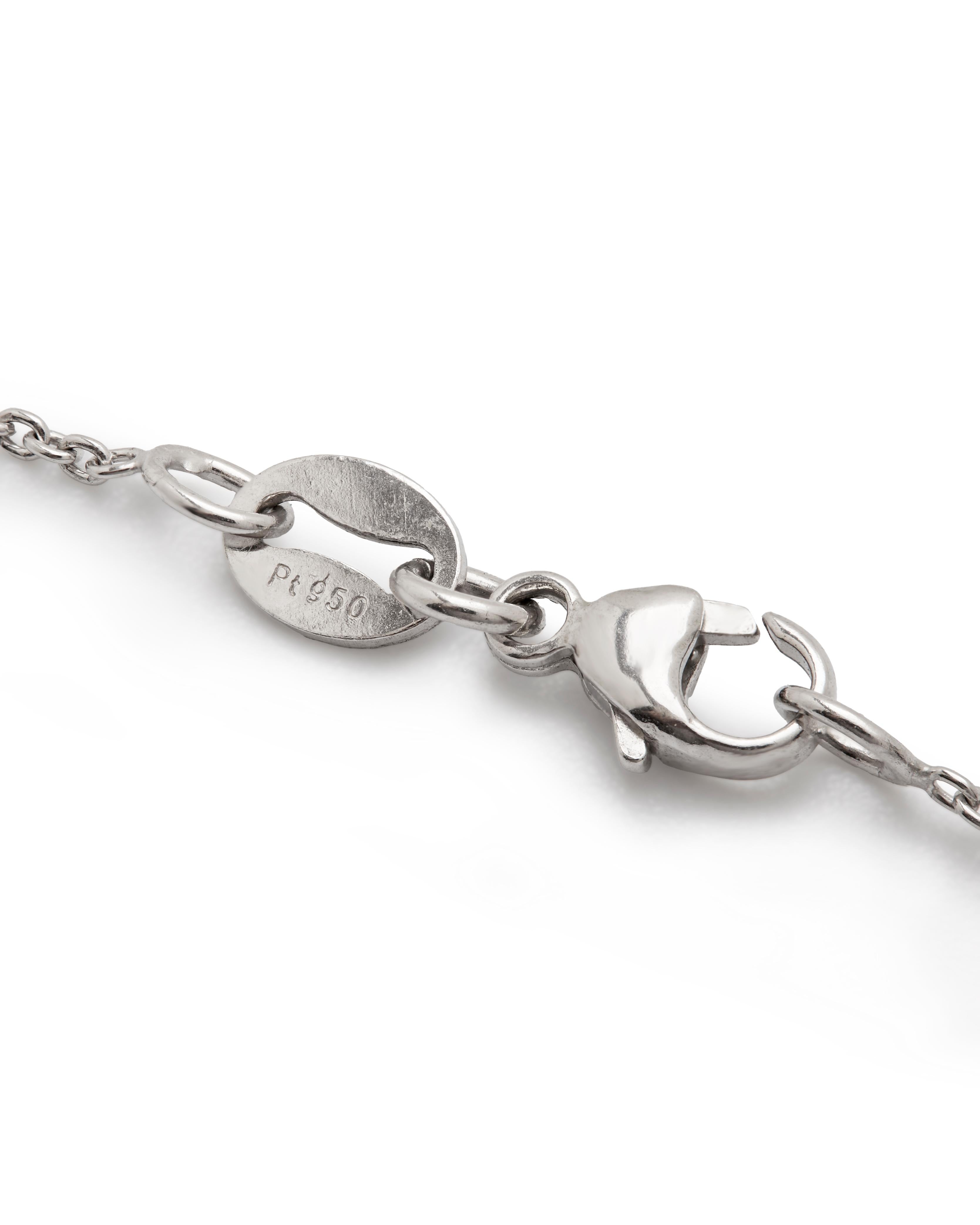 Pendente in platino con diamante singolo a forma di pera 

Una collana di diamanti a forma di pera
La raffinata catena in platino sospende un singolo diamante a forma di pera di 0,72 carati.

Un pendente contemporaneo con diamante incastonato in