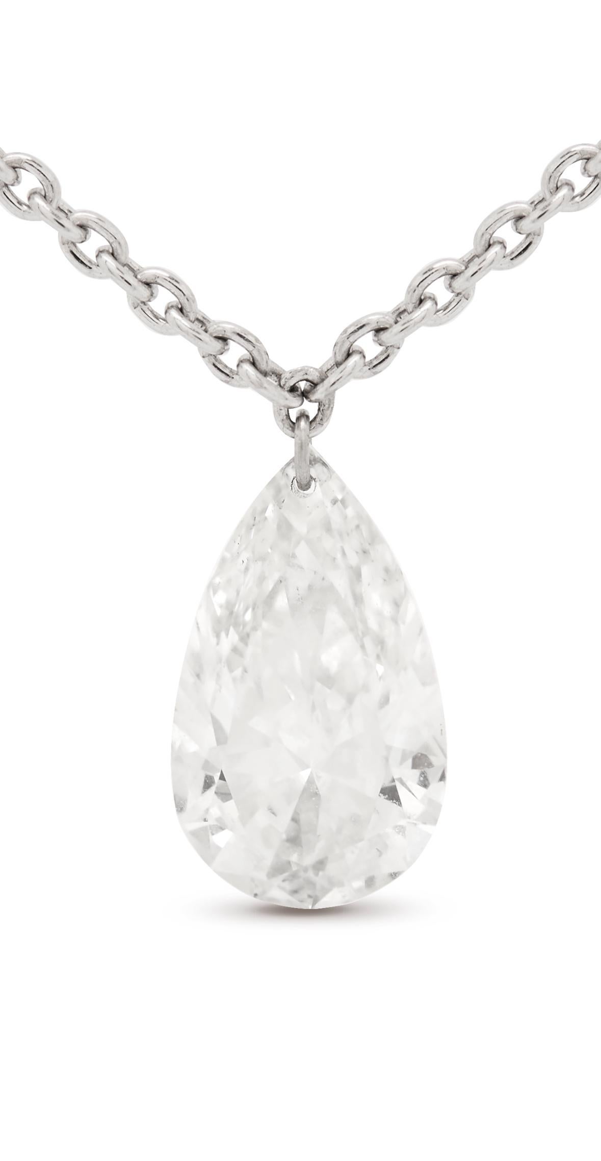 Taglio a goccia Ciondolo in platino con diamante singolo a forma di pera in vendita
