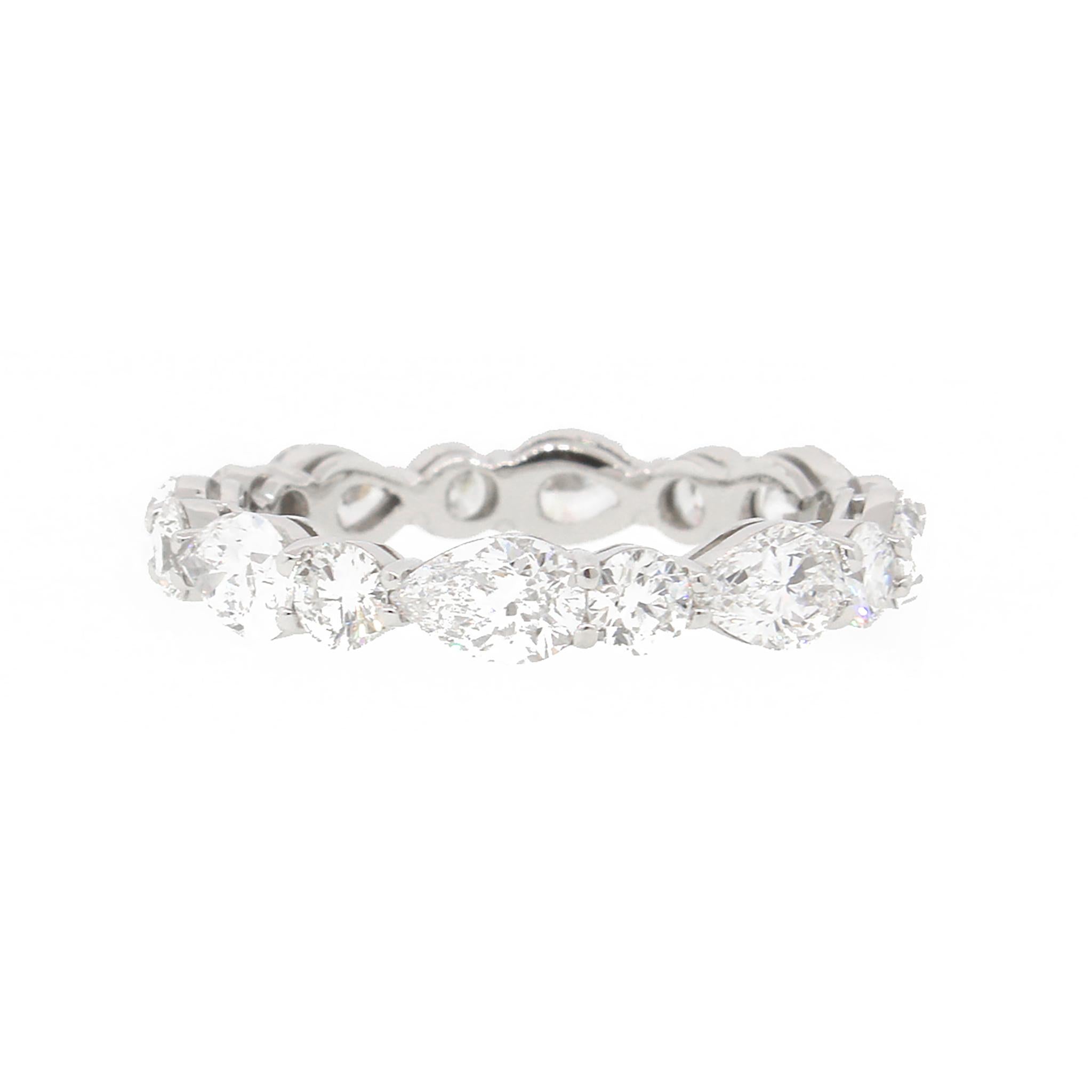 Platin-Hochzeitsring mit birnenförmigem und rundem Diamant (Tropfenschliff) im Angebot