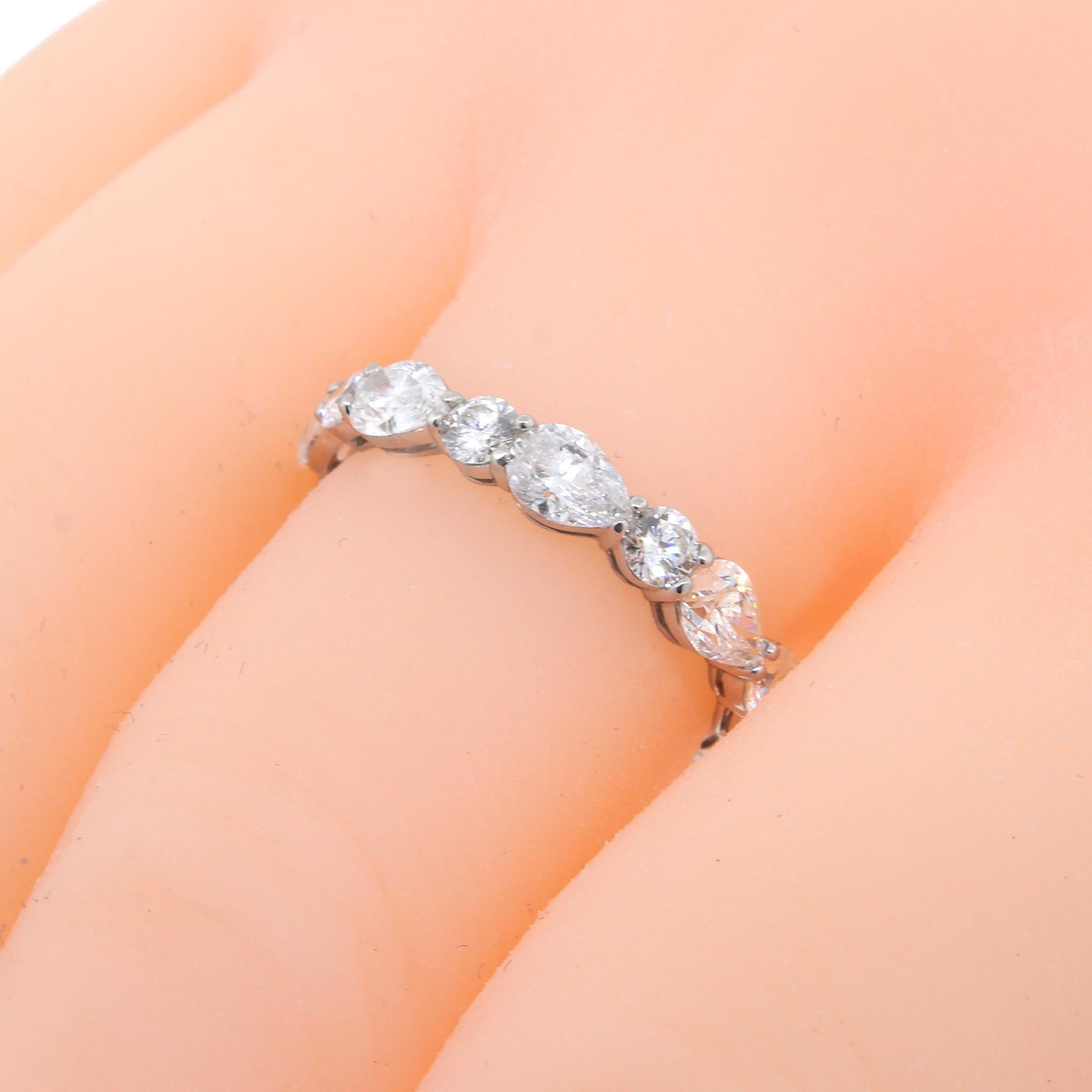 Platin-Hochzeitsring mit birnenförmigem und rundem Diamant im Zustand „Gut“ im Angebot in New York, NY