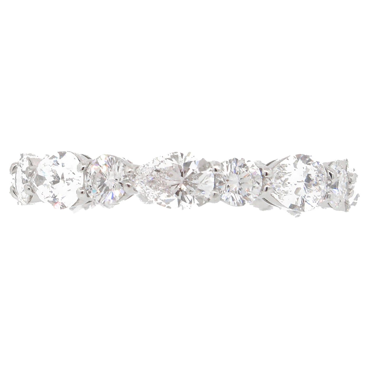 Platin-Hochzeitsring mit birnenförmigem und rundem Diamant