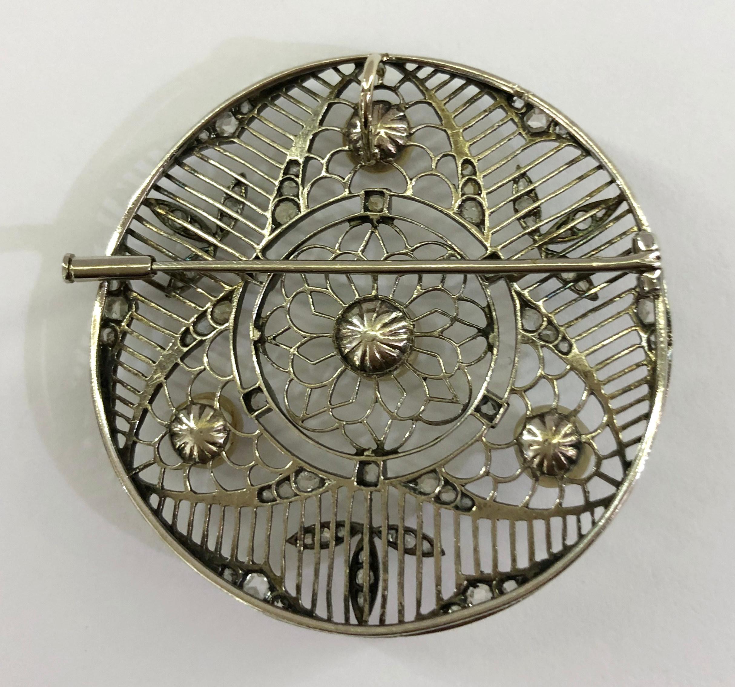 Runde Brosche oder Anhänger aus Platin, mit natürlichen Perlen und Diamanten, Italien 1900-1920 
Durchmesser 4,5 cm