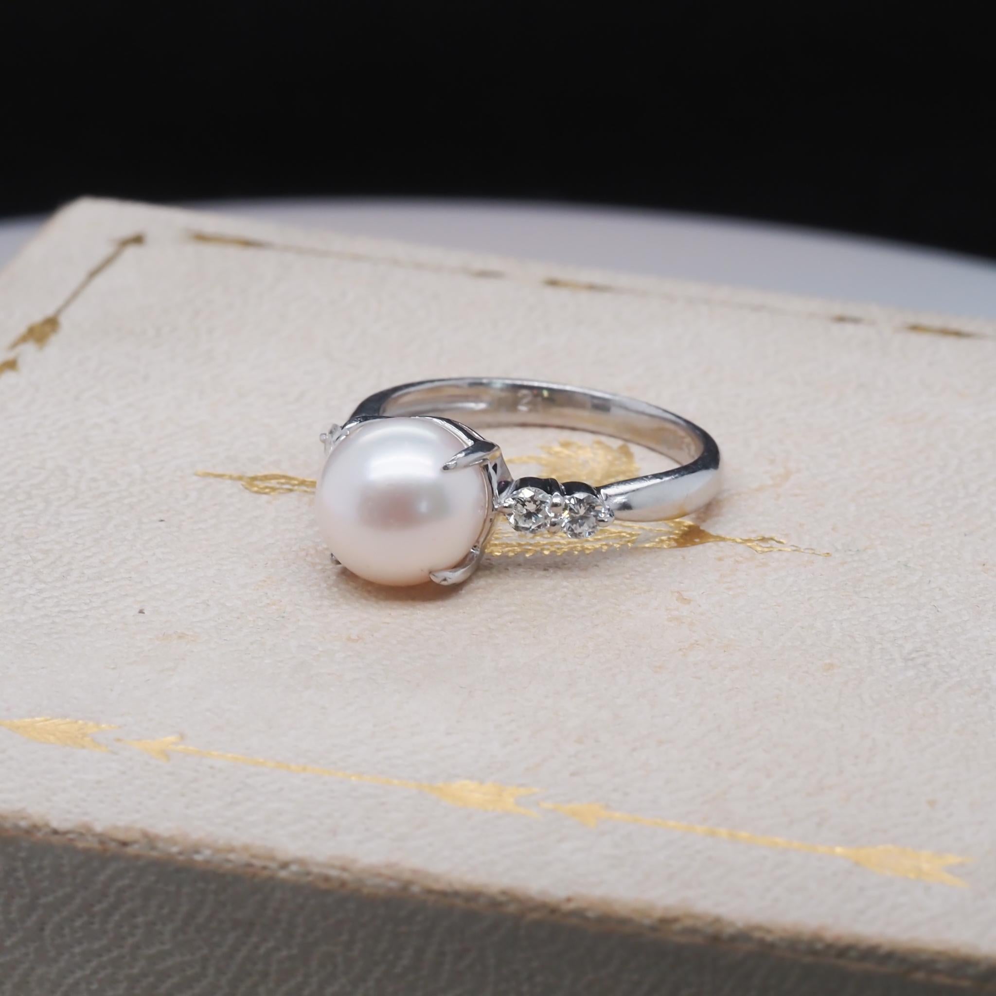 Item Details:
Ring Size: 5.5
Metal Type: [Hallmarked, and Tested]
Weight: 4.0 grams
Diamond Details
Center Stone: 8.2mm, Cultured Pearl, Pinkish Hue
Side Diamonds: Round Brilliant, Natural, .20ct total weight, F-G Color, VS Clarity
Band Width:
