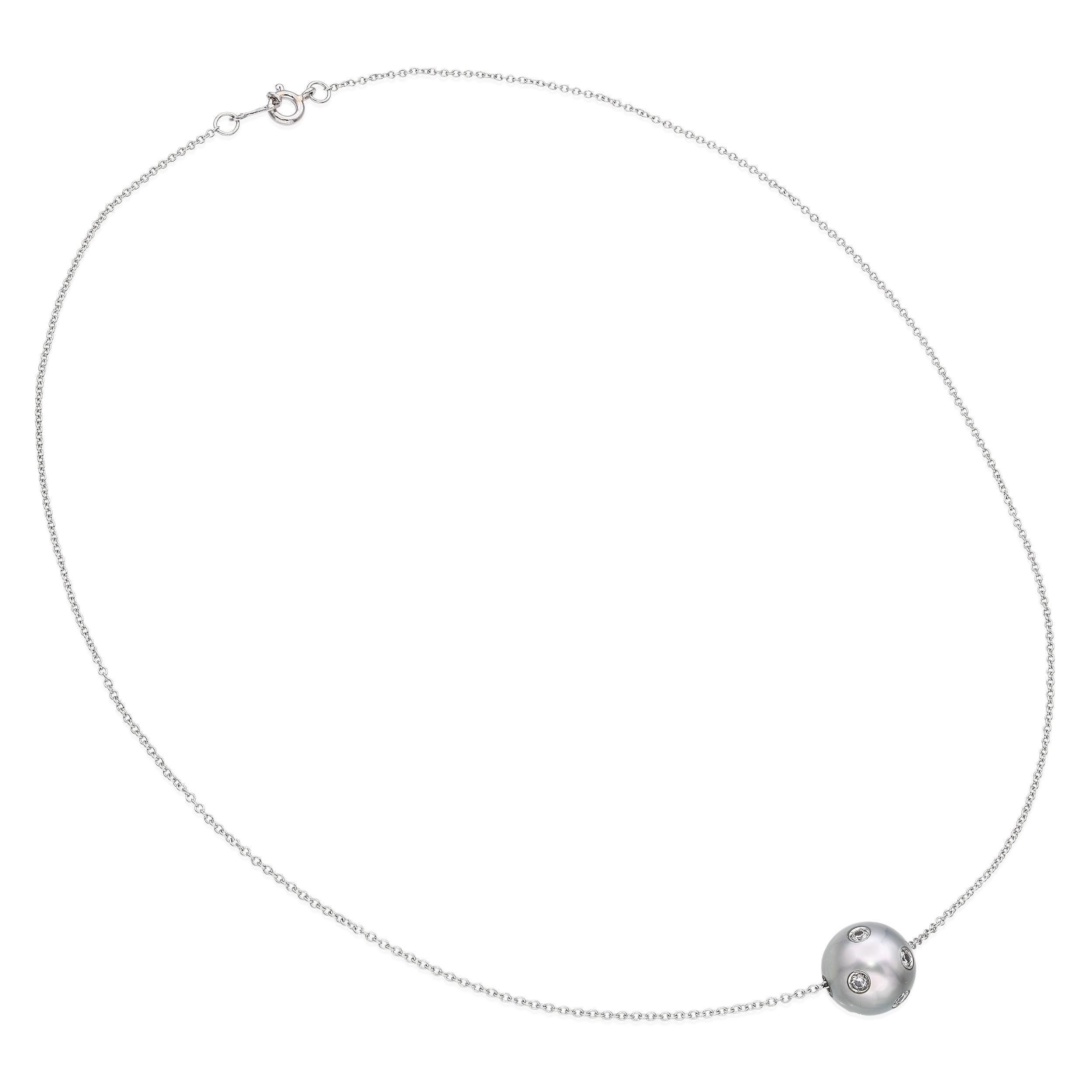 Diese moderne und elegante Halskette besteht aus einer leuchtenden grauen Perle, die an einer Platinkette befestigt ist. Die Perle ist mit runden Diamanten im Brillantschliff besetzt, die aus jedem Blickwinkel einen Hauch von Glanz verbreiten. Die