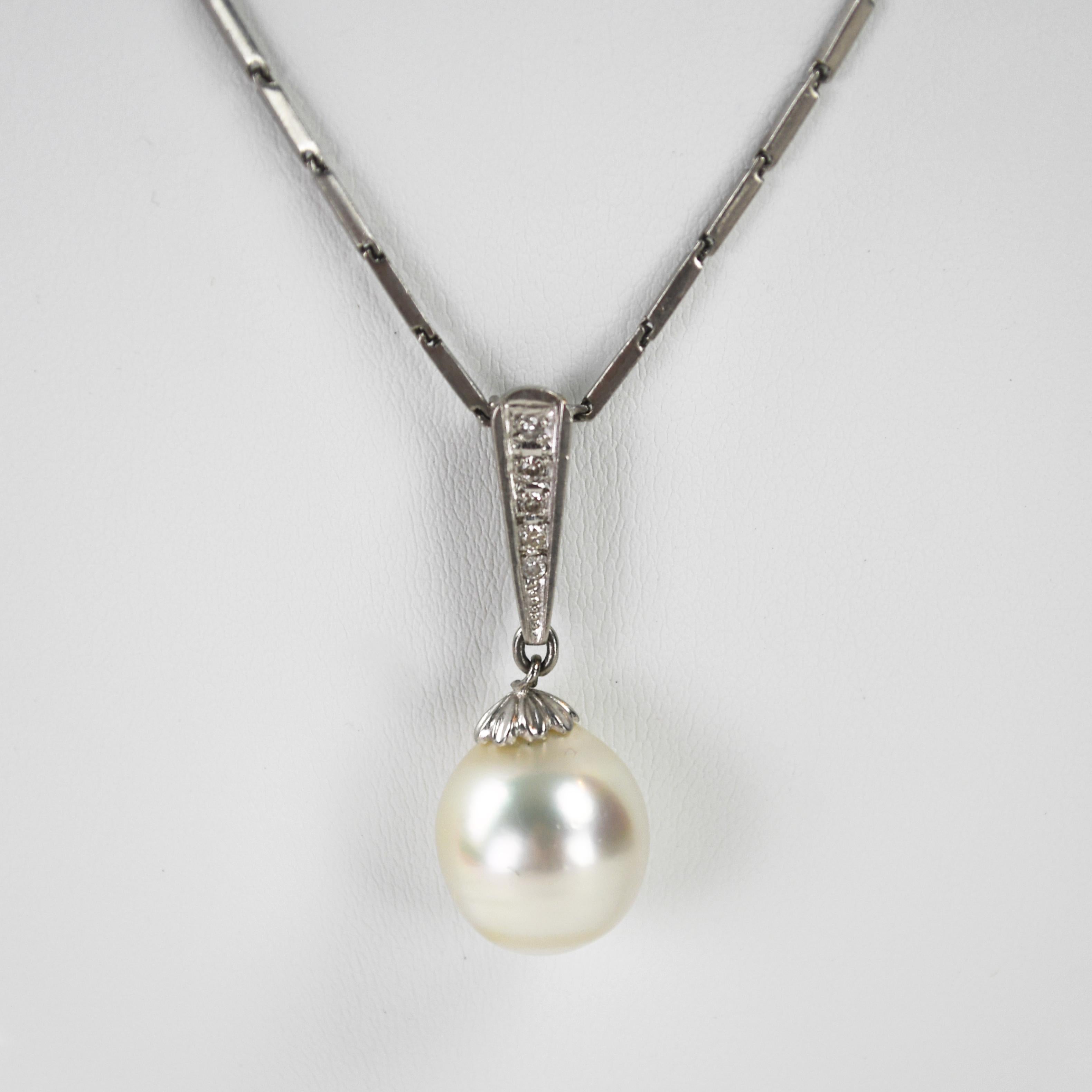 Collana da donna in platino, perle e diamanti.
La collana è stata analizzata al 94% con un analizzatore di metalli XRF.
La collana pesa 15,6 grammi lordi.
La perla coltivata bianca è semi-barocca con alcune imperfezioni naturali.
Misura 12,5 mm di