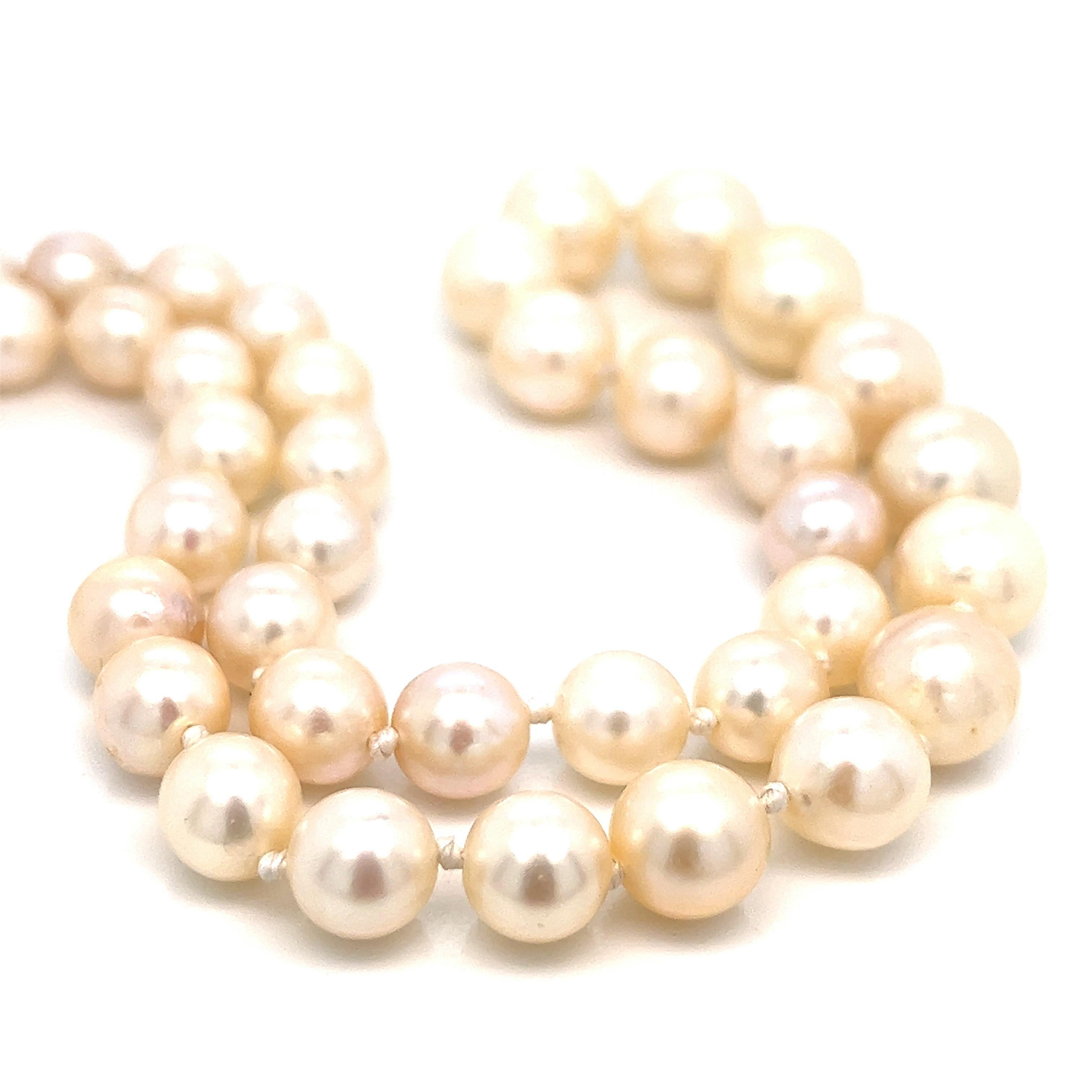 Halskette aus Platin, Perlen und Diamanten 

Perlenstrang mit Perlen unterschiedlicher Größe, ein Diamant in Marquiseform von 0,50 Karat, Verschluss im Art-déco-Stil

Abmessungen: Länge 16,5 Zoll 
Gesamtgewicht: 34,8 Gramm
