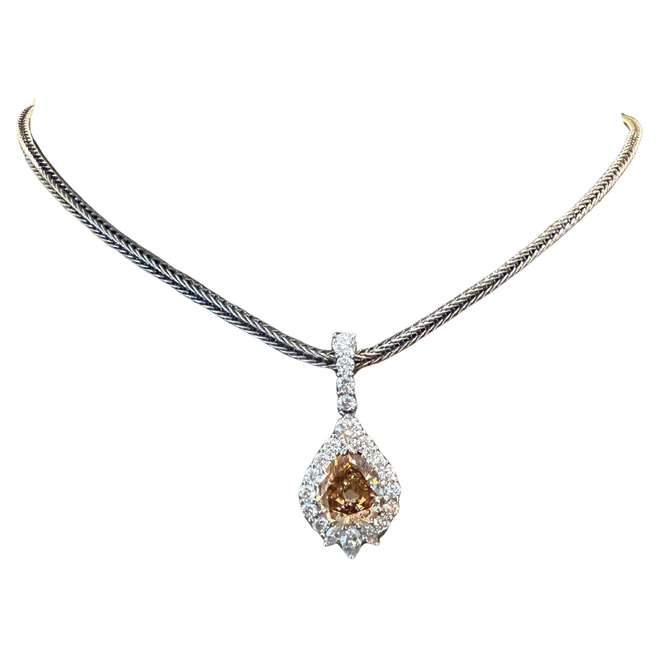 Ciondolo in platino con catena con diamante champagne a forma di pera incastonato