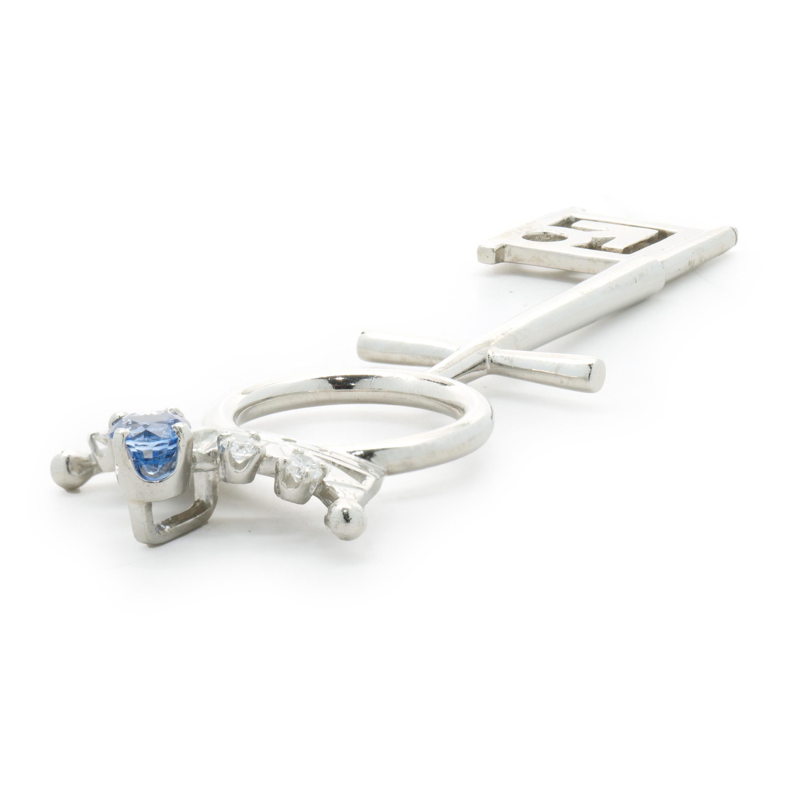 Designer: kundenspezifisch
MATERIAL: Platin
Diamant: 4 runde Diamanten im Brillantschliff = 0,15cttw
Farbe: G
Klarheit: SI1-2
Saphir: 1 Rundschliff = 0,40ct
Abmessungen: Anhänger misst 16,8 x 76 mm
Gewicht: 16,87 Gramm