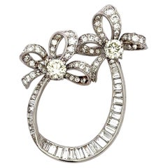 Broche de platino con diamantes redondos y en forma de baguette de 8,05 quilates, O VS1/VS2 GIA