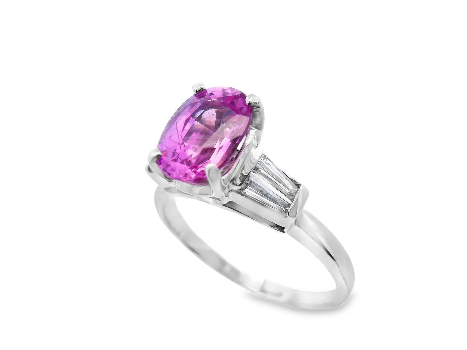 Taglio ovale Anello in platino con zaffiro rosa e diamante baguette con AGL Report in vendita
