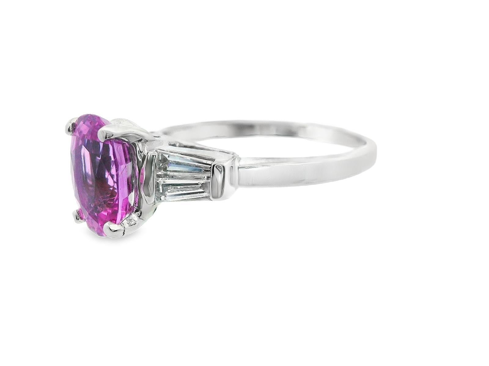 Anello in platino con zaffiro rosa e diamante baguette con AGL Report In condizioni buone in vendita a Lexington, KY
