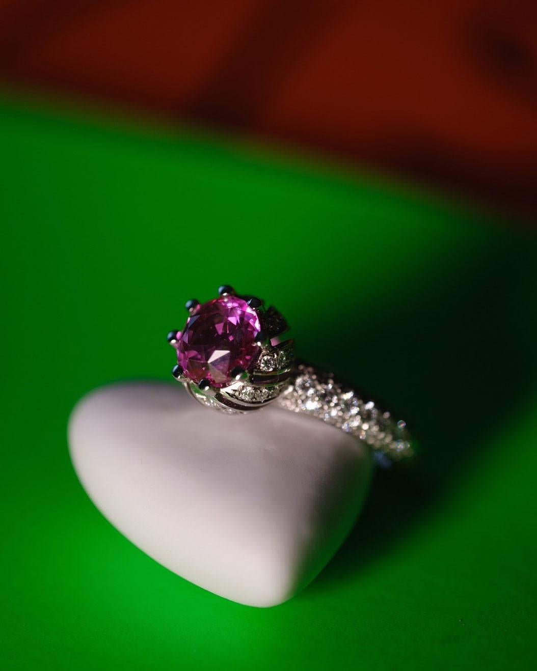 Ring in 950/ Platinum with Pink Sapphire and Diamonds   For Sale 5