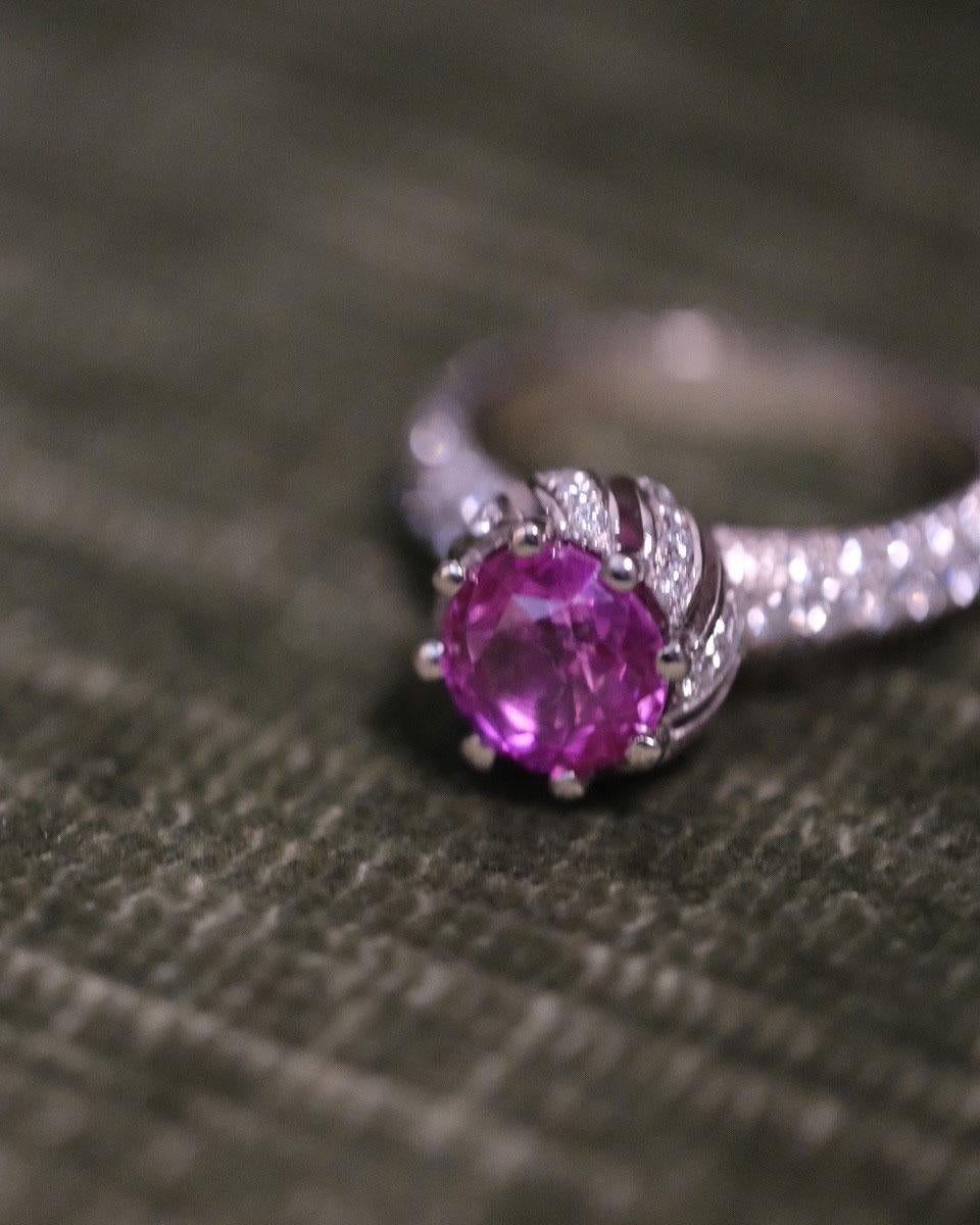 Ring in 950/Platinum (8.62 gram) ring, set with:

1x Pink Sapphire (Ceylon, no heat, 8mm, 2.86 carat)

99x Diamonds (brilliant-cut, D/VS, 1.75cts)