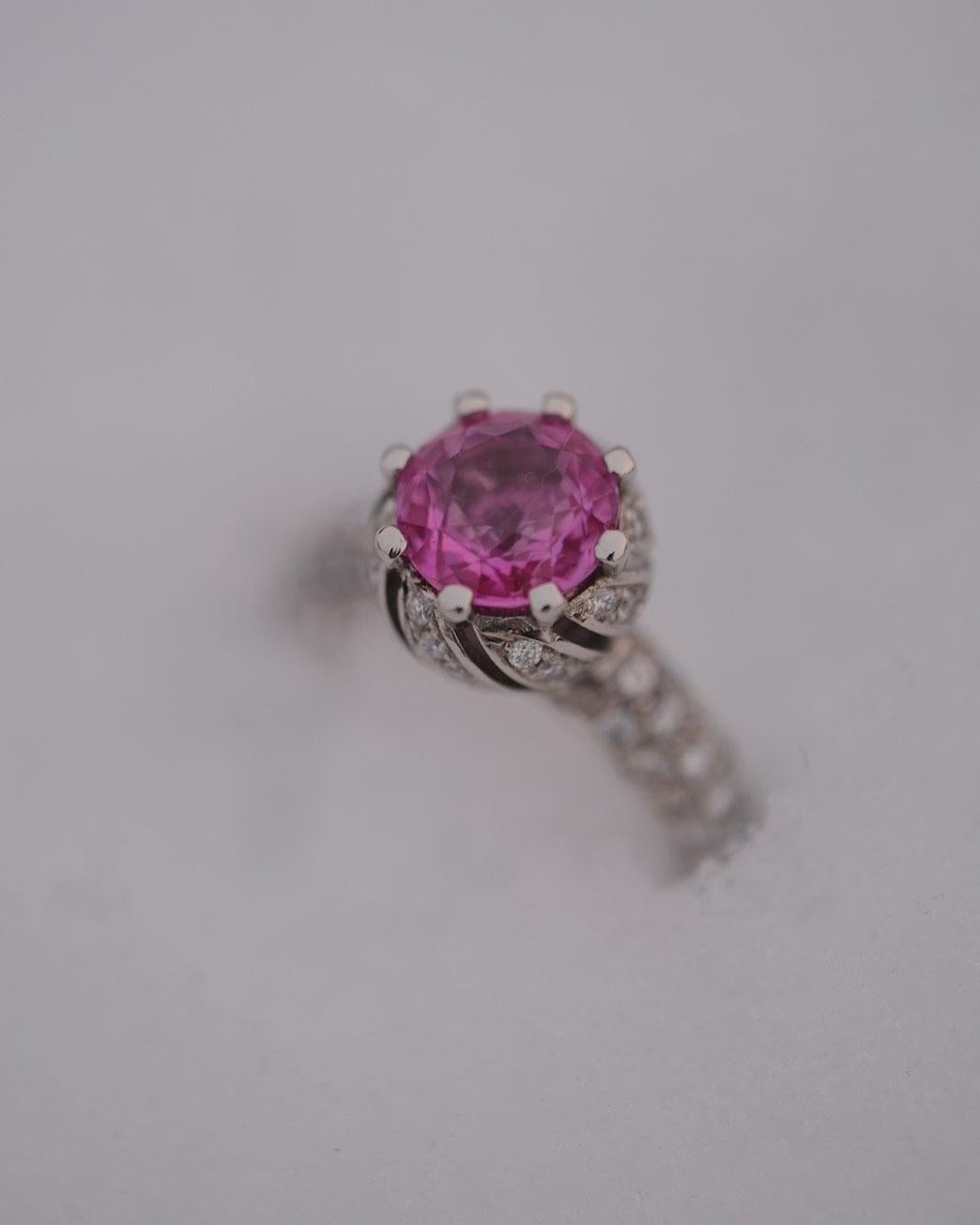 Ring in 950/ Platinum with Pink Sapphire and Diamonds   In New Condition For Sale In Idar-Oberstein, DE