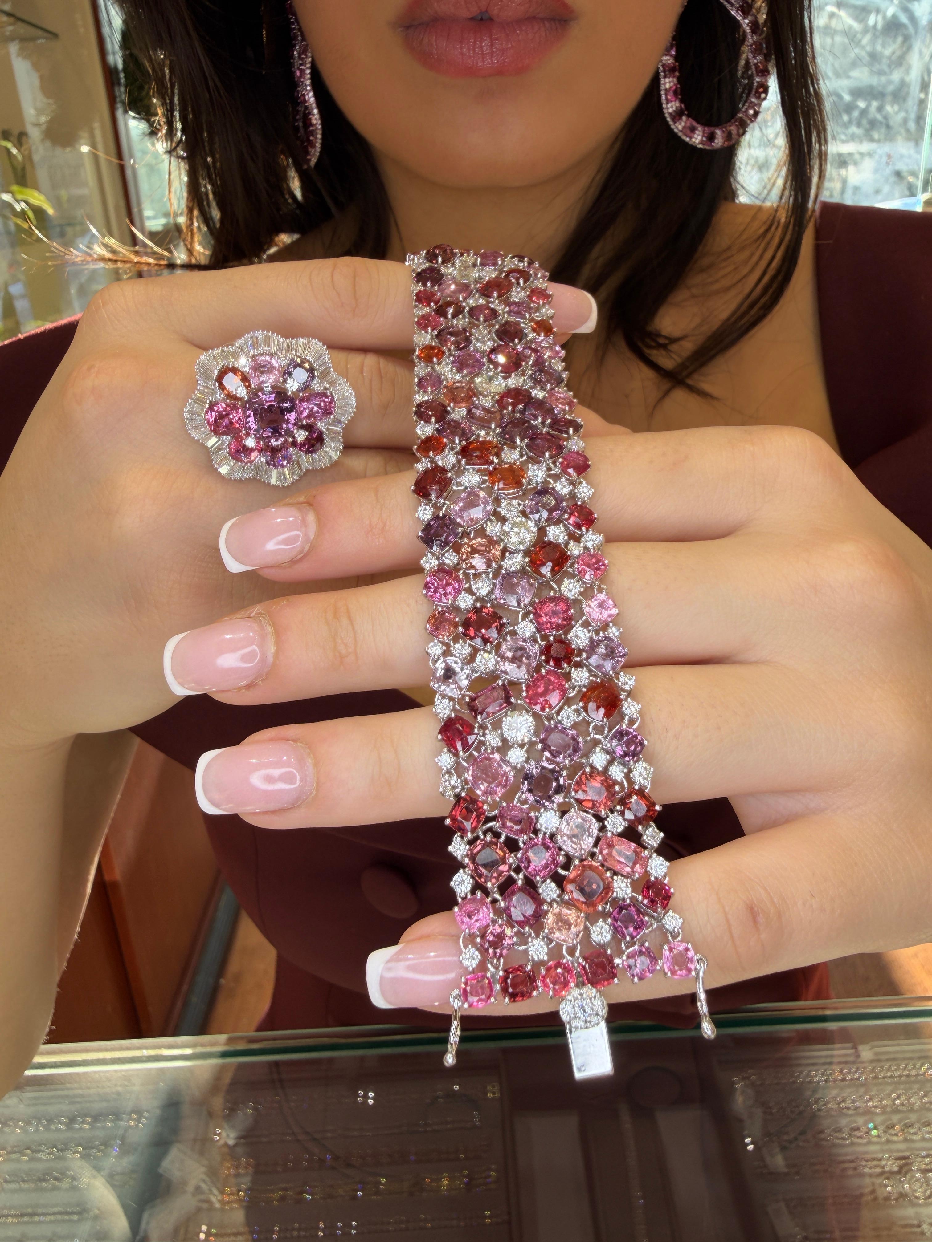 Pulsera ancha de platino con espinela rosa y diamantes 82,71 ct Alta joyería sin calor en venta 4