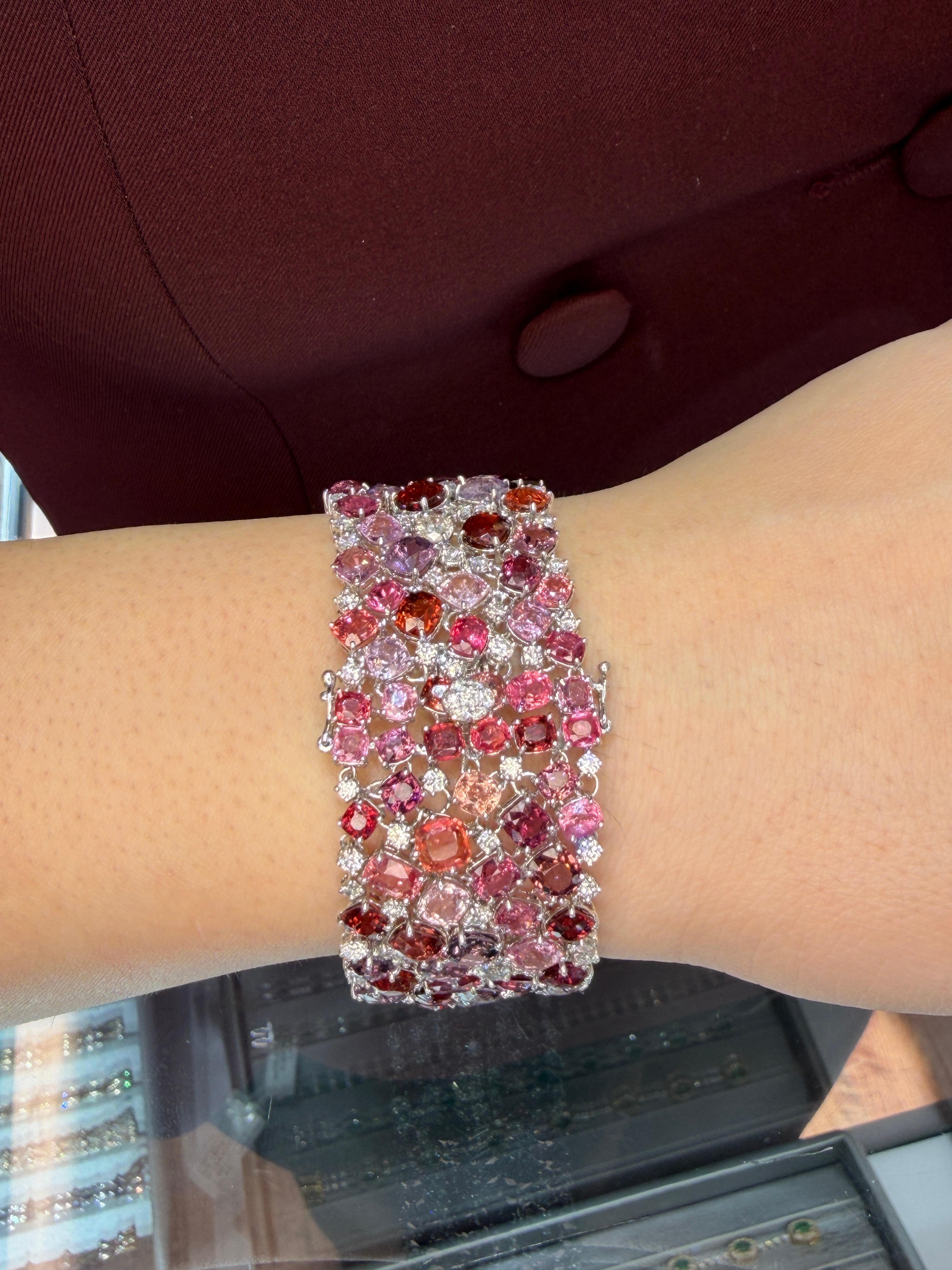 Pulsera ancha de platino con espinela rosa y diamantes 82,71 ct Alta joyería sin calor en venta 6