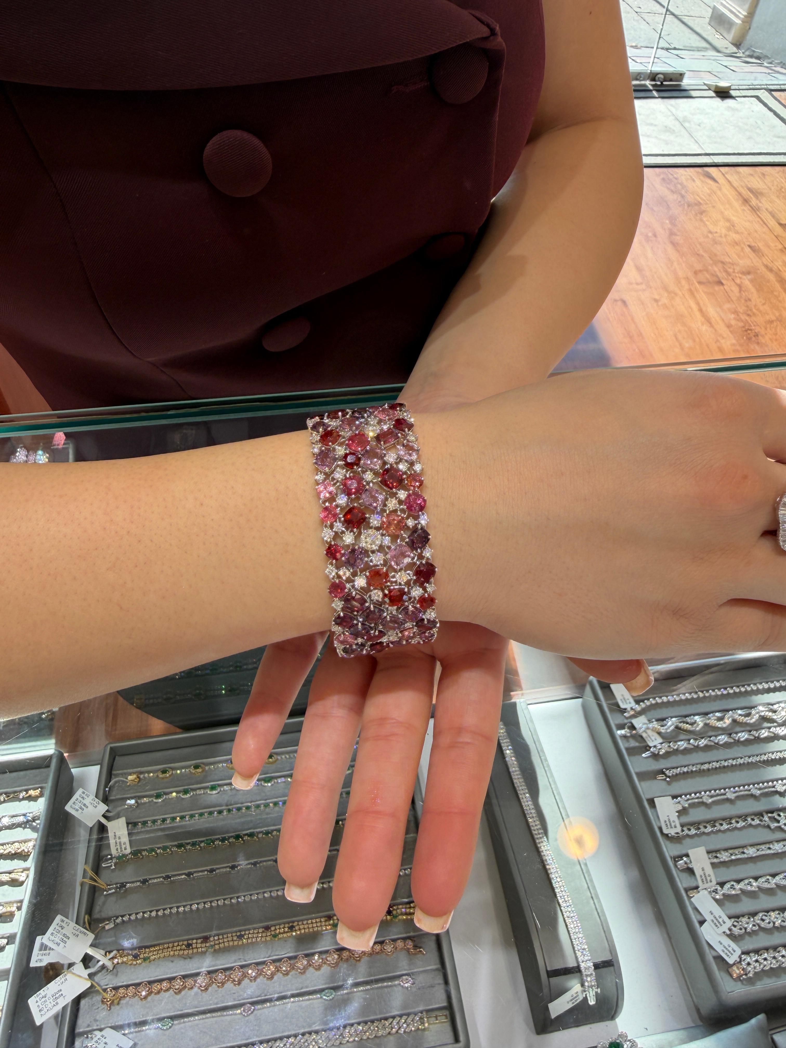 Pulsera ancha de platino con espinela rosa y diamantes 82,71 ct Alta joyería sin calor en venta 7