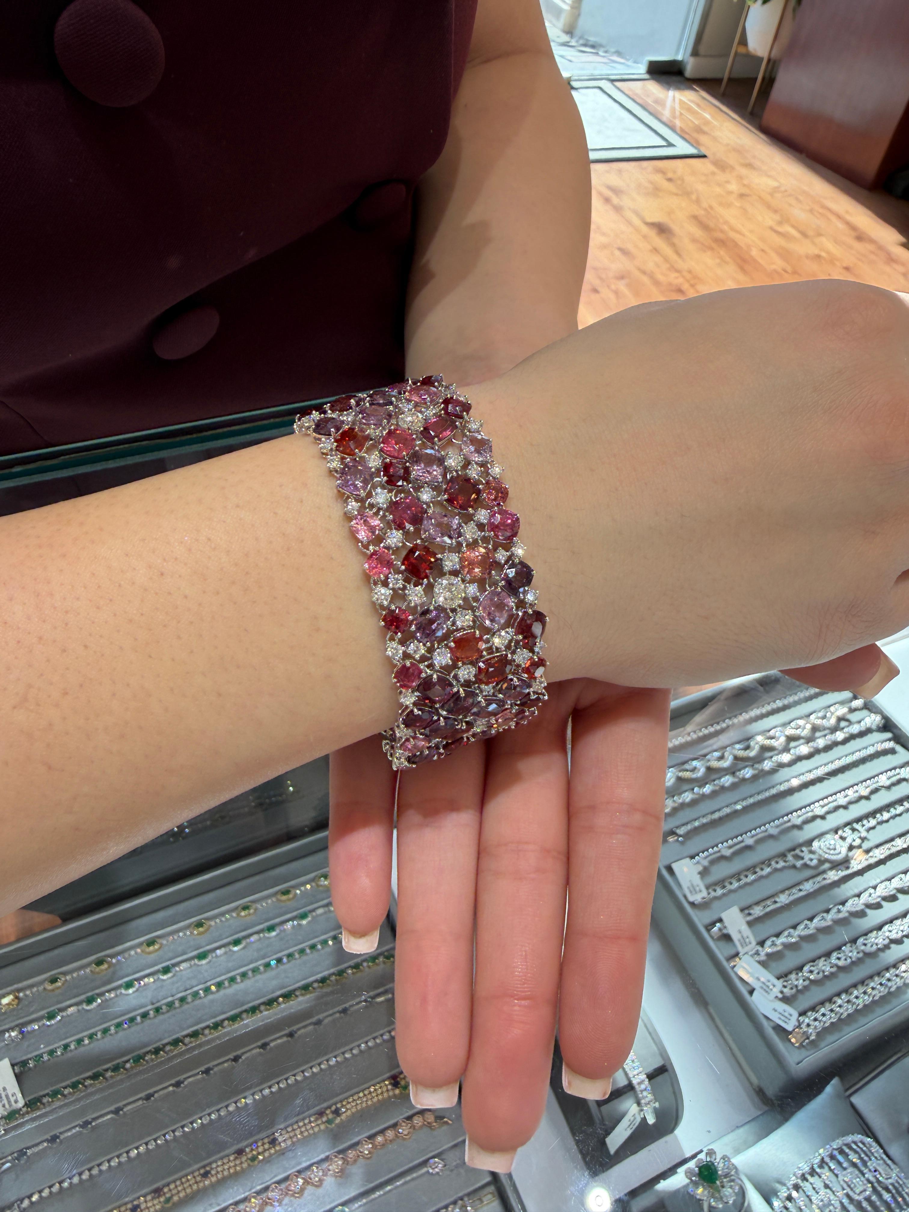 Pulsera ancha de platino con espinela rosa y diamantes 82,71 ct Alta joyería sin calor en venta 8