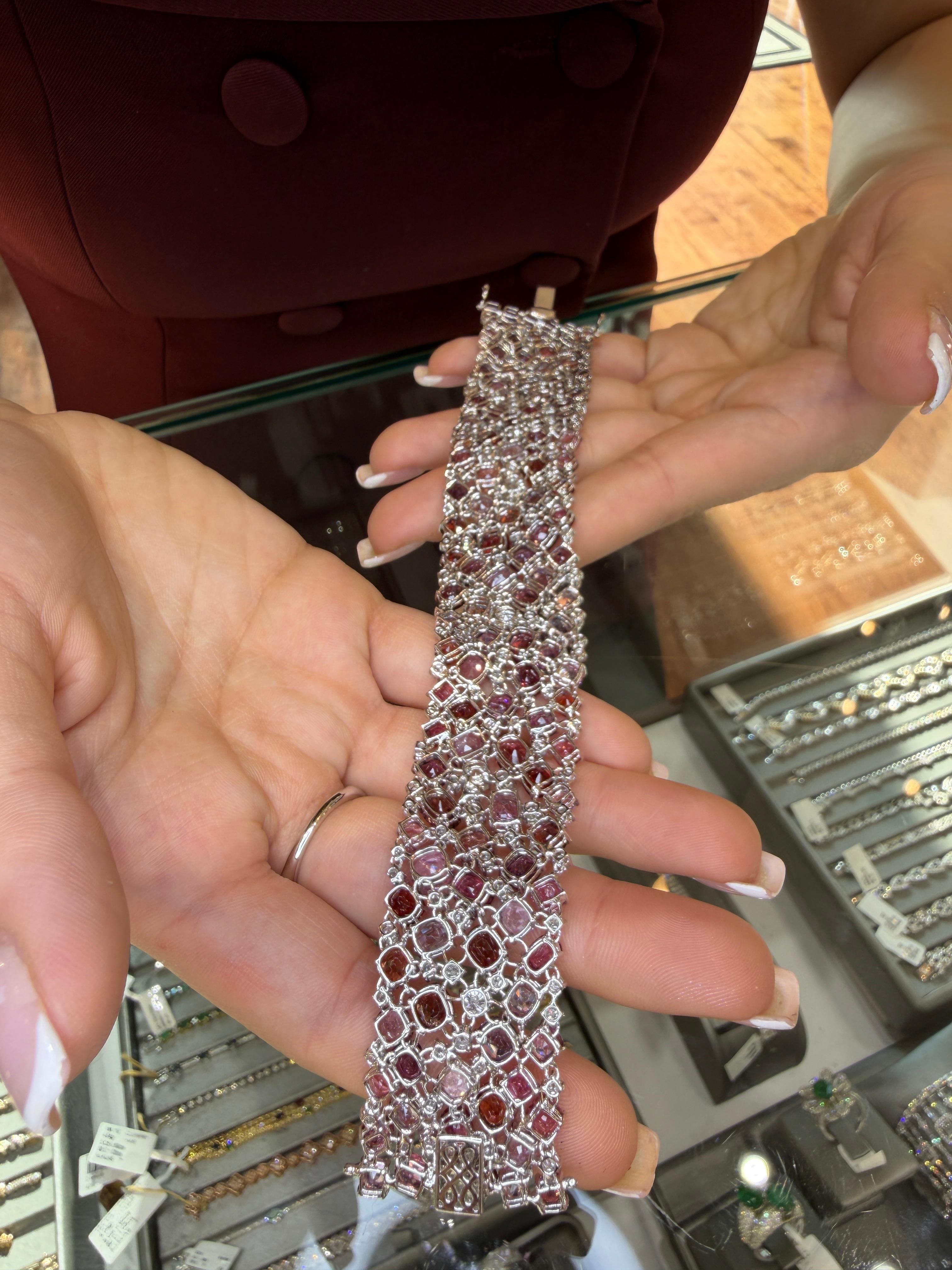Pulsera ancha de platino con espinela rosa y diamantes 82,71 ct Alta joyería sin calor en venta 10