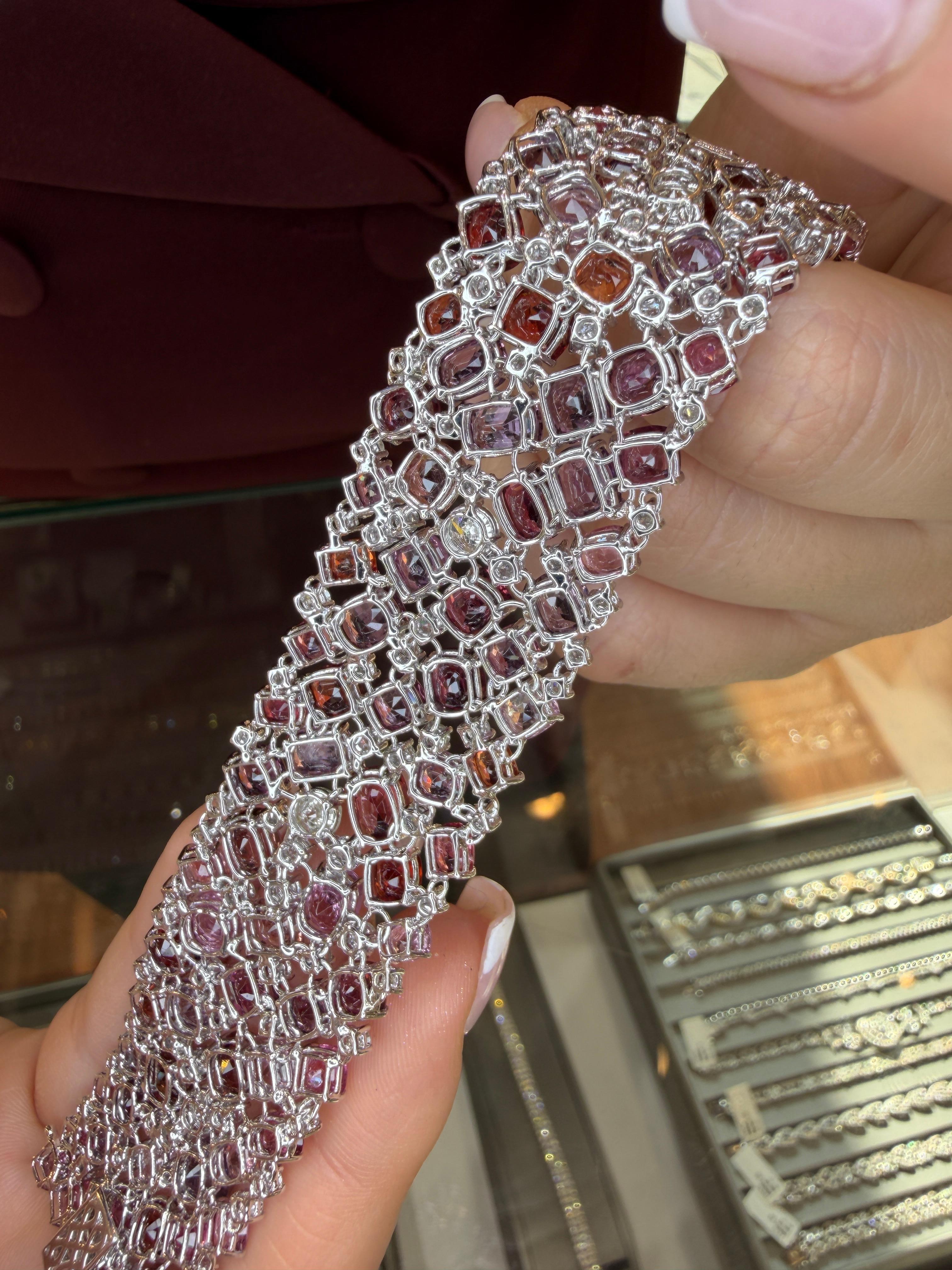 Pulsera ancha de platino con espinela rosa y diamantes 82,71 ct Alta joyería sin calor en venta 11