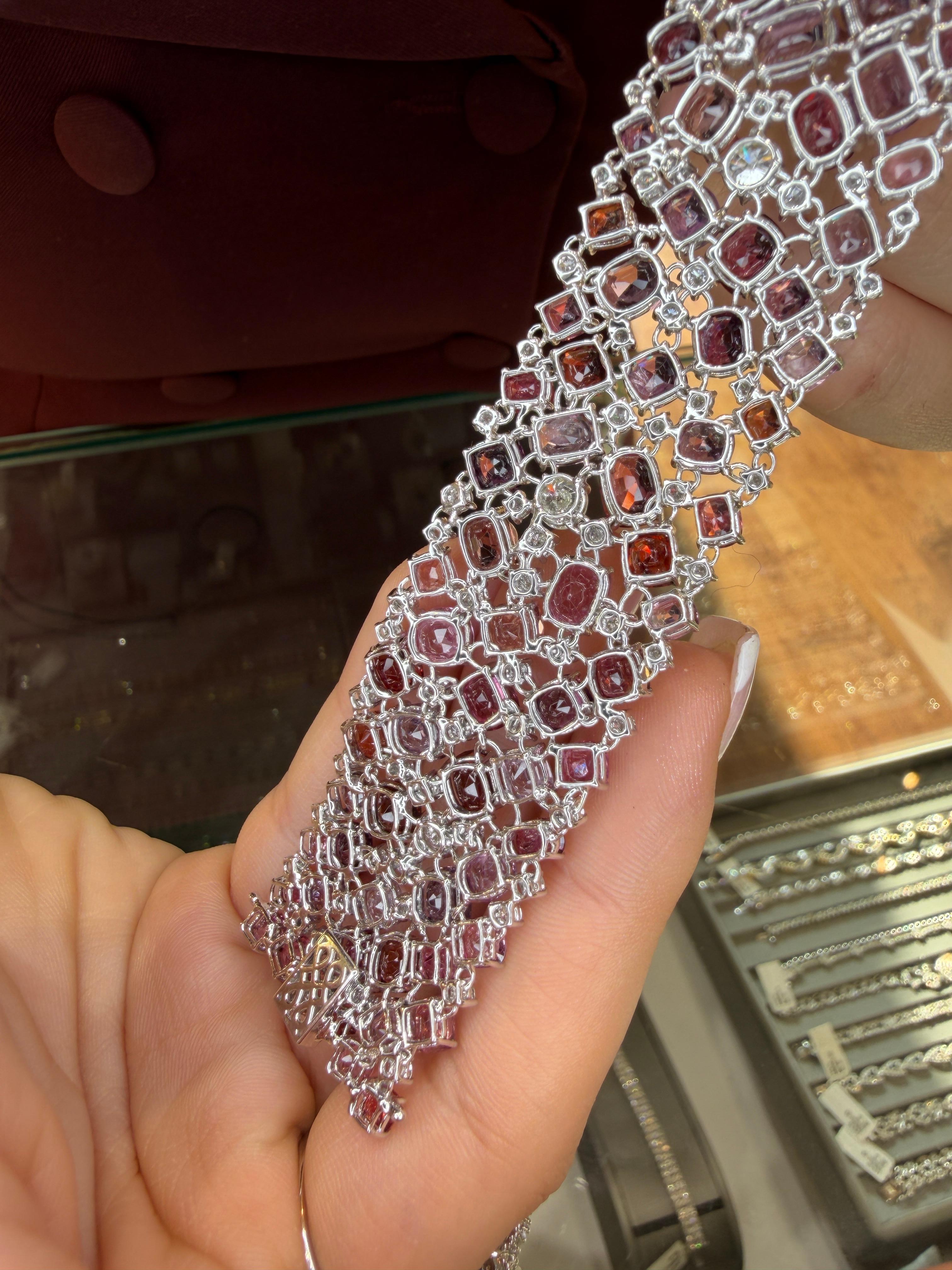 Pulsera ancha de platino con espinela rosa y diamantes 82,71 ct Alta joyería sin calor en venta 12