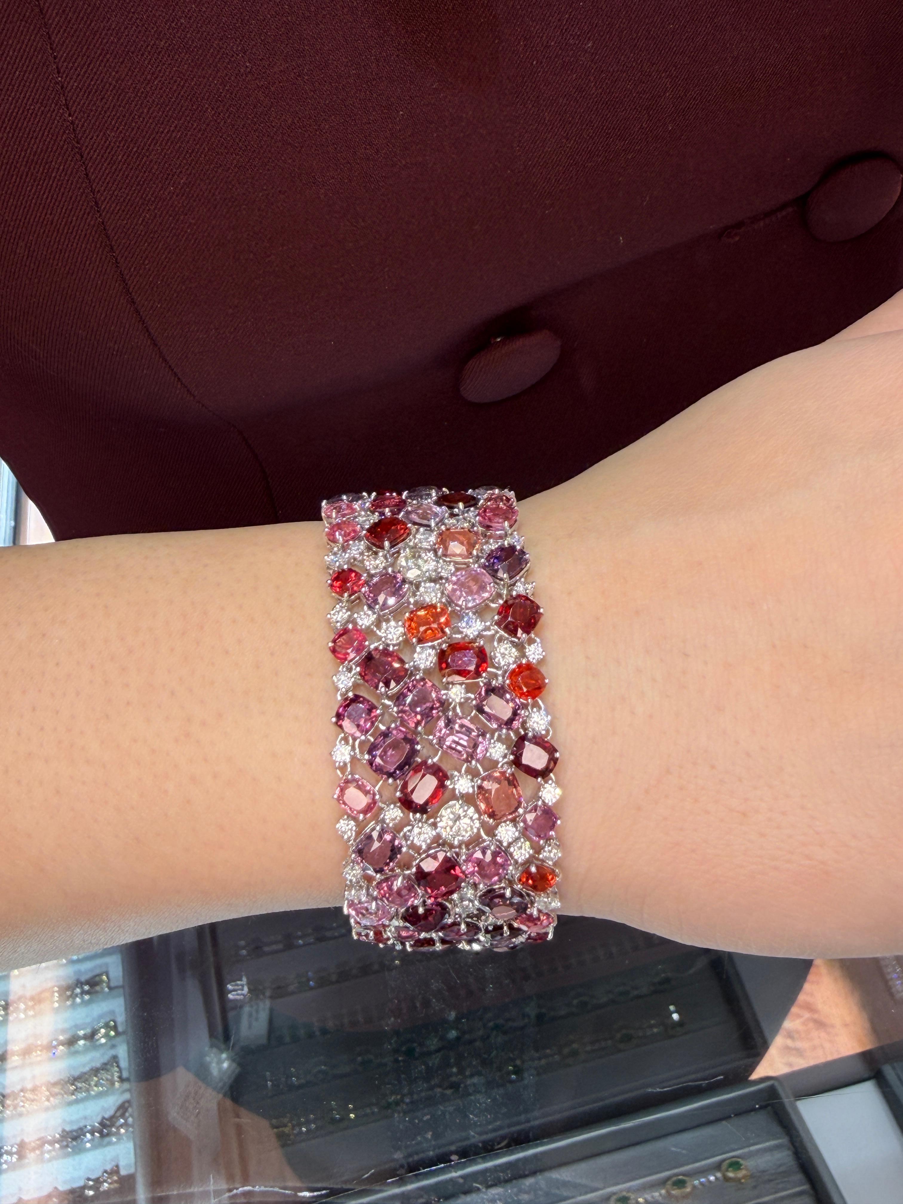 Una Espinela Rosa, Pulsera de Diamantes
Una impresionante Pulsera de Platino con Malla de Espinela Rosa de Birmania y Diamantes, que presenta unos extraordinarios 82,71 quilates de raras gemas naturales en una fluida construcción de platino tejida a