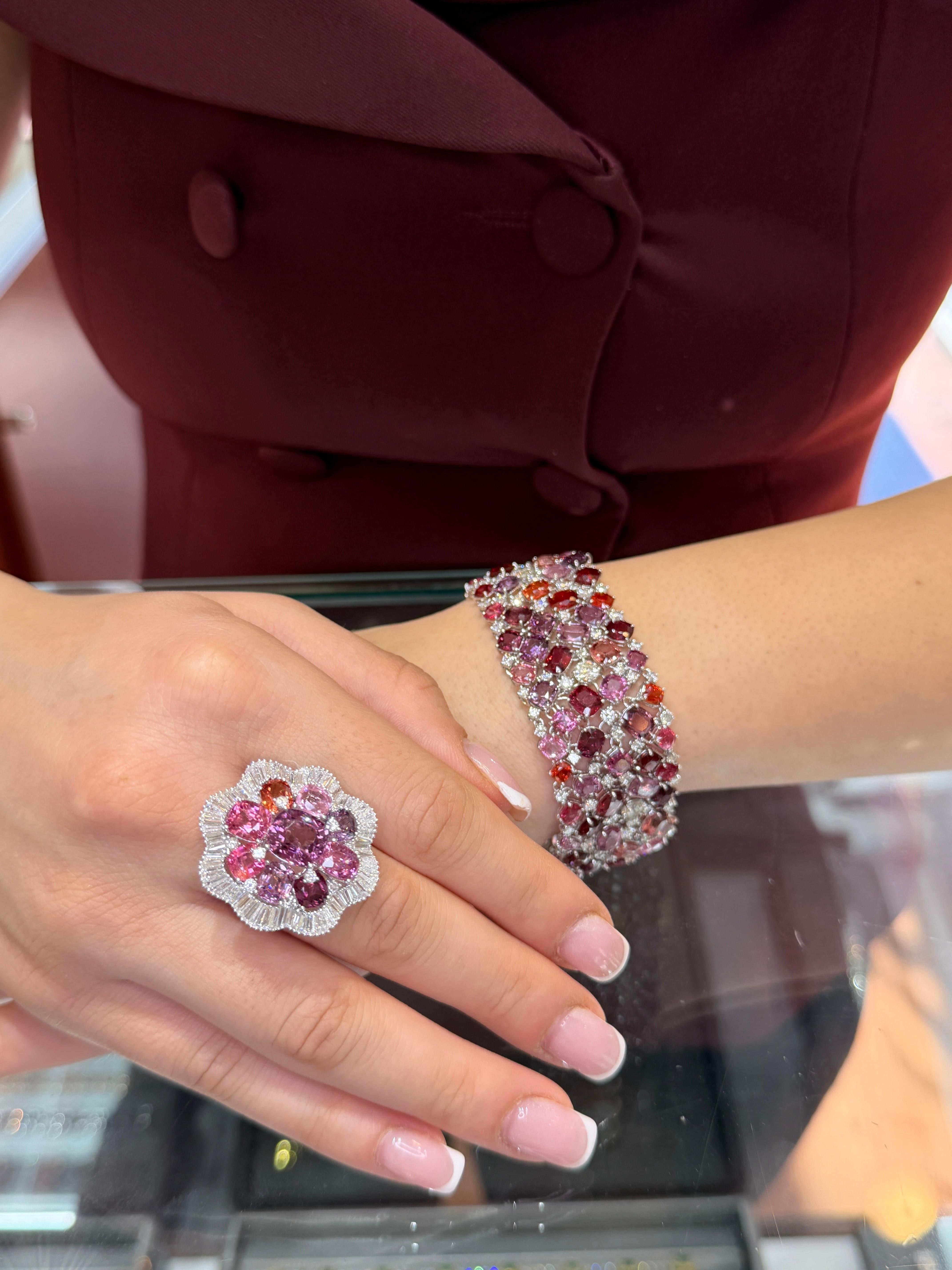 Pulsera ancha de platino con espinela rosa y diamantes 82,71 ct Alta joyería sin calor Corte redondo en venta
